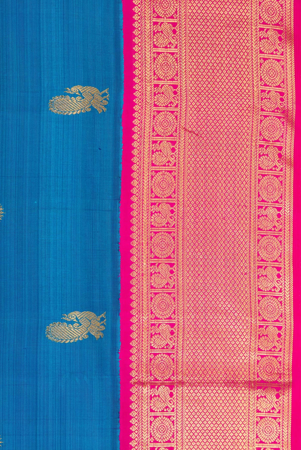 Border image of Pure Silk Pure Zari Peacock Blue Dual Tone Kanchipuram Nine Yards Saree with Zari Butta on the body and Zari Border. 