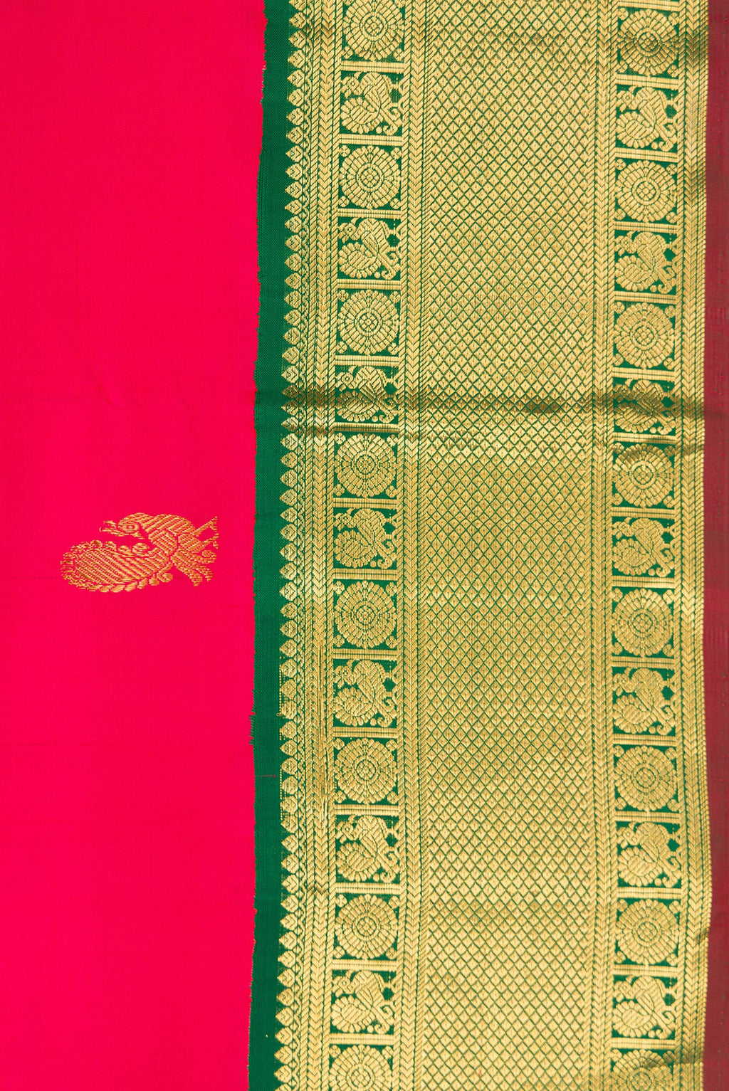 Border image of Pure Silk Pure Zari Dark Pink Dual Tone Kanchipuram Nine Yards Saree with Zari Butta on the body and Zari Border. 