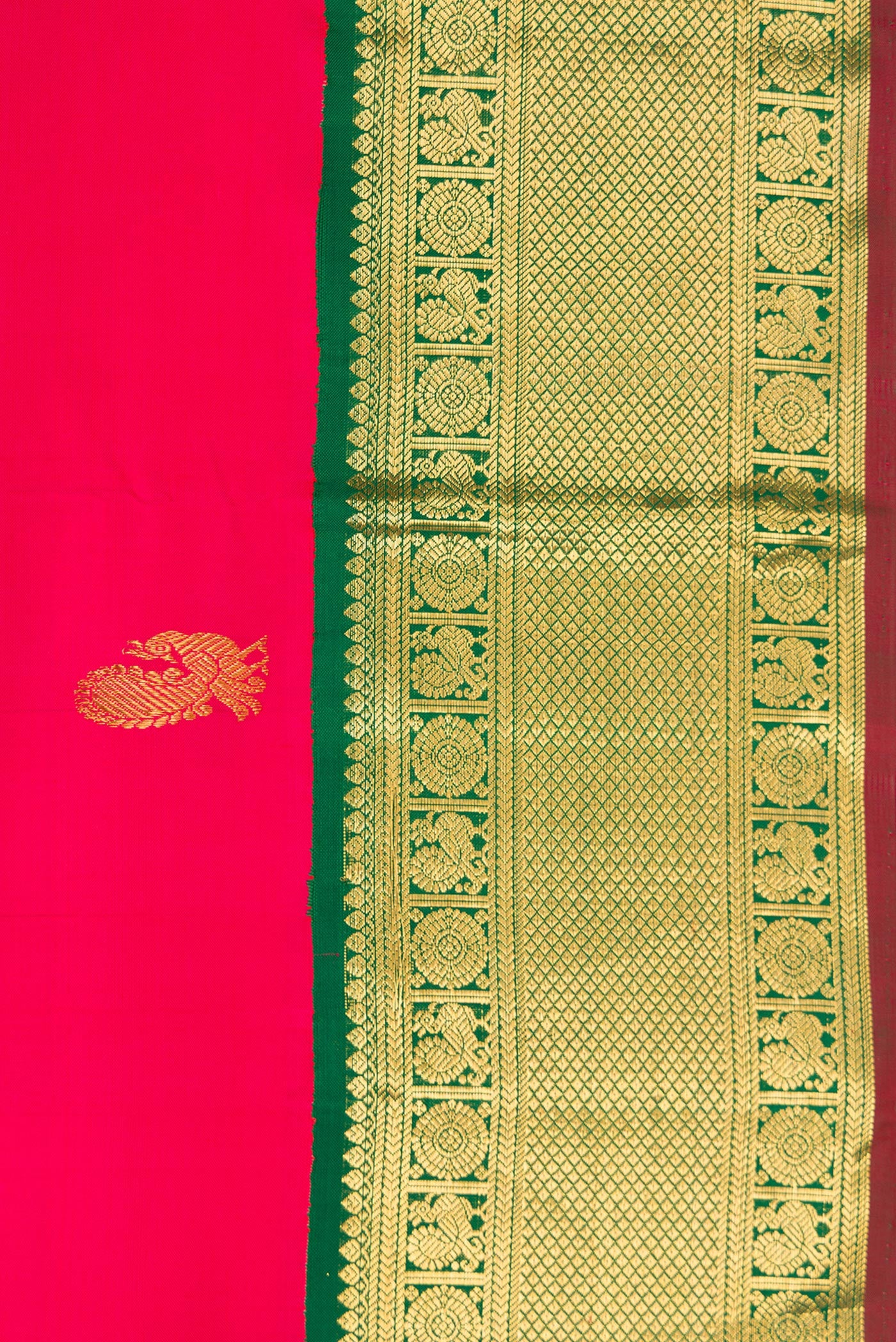 Border image of Pure Silk Pure Zari Dark Pink Dual Tone Kanchipuram Nine Yards Saree with Zari Butta on the body and Zari Border. 