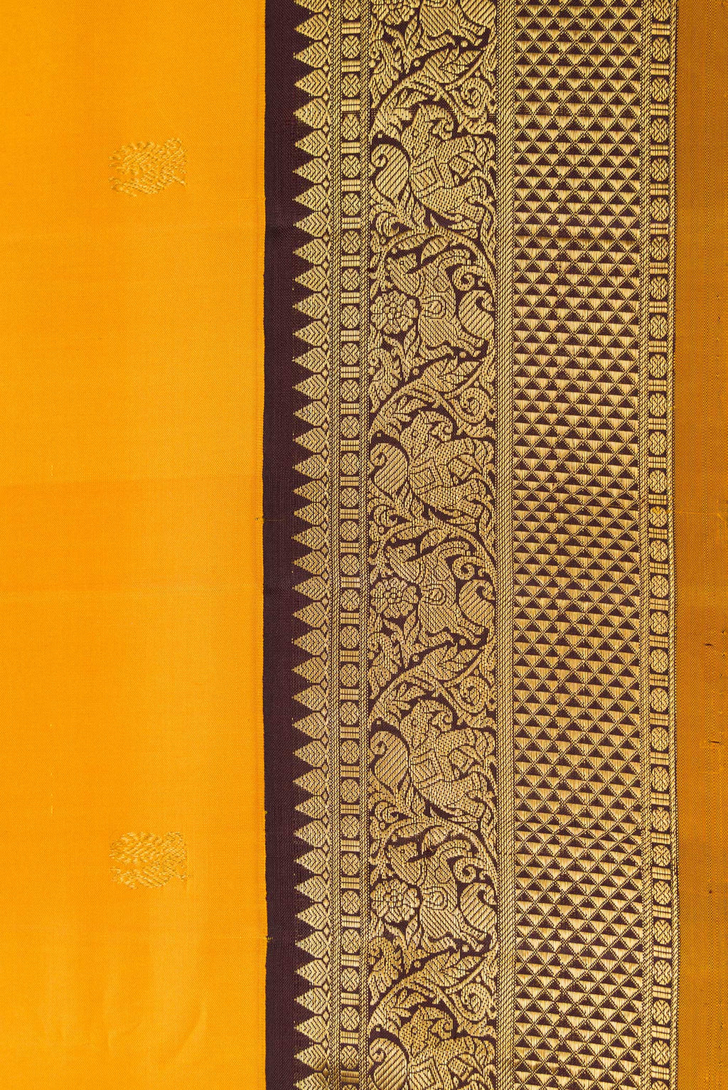 Border image of Pure Silk Pure Zari Yellow Dual Tone Kanchipuram Nine Yards Saree with Zari Butta on the body and Zari Border. 