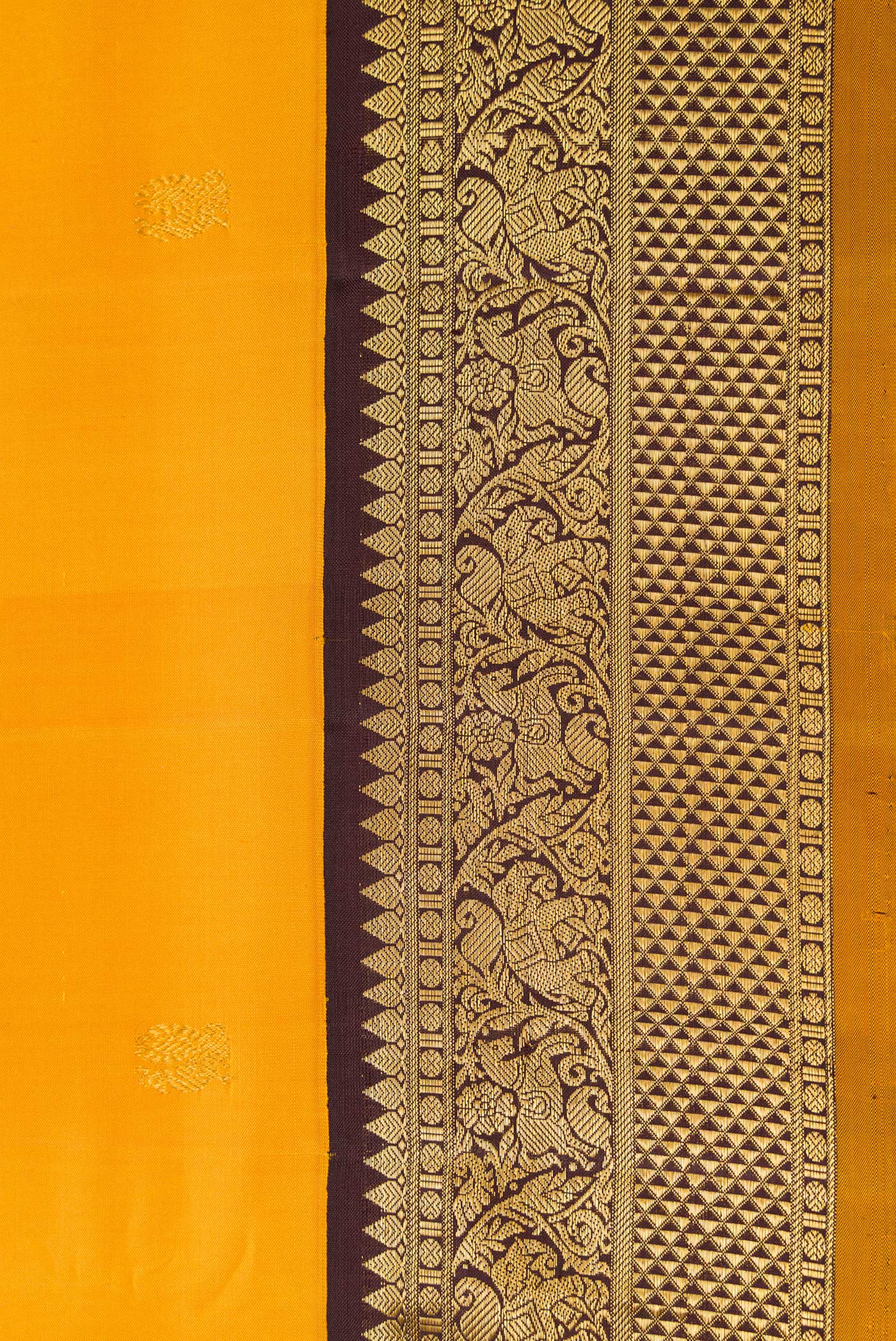 Border image of Pure Silk Pure Zari Yellow Dual Tone Kanchipuram Nine Yards Saree with Zari Butta on the body and Zari Border. 
