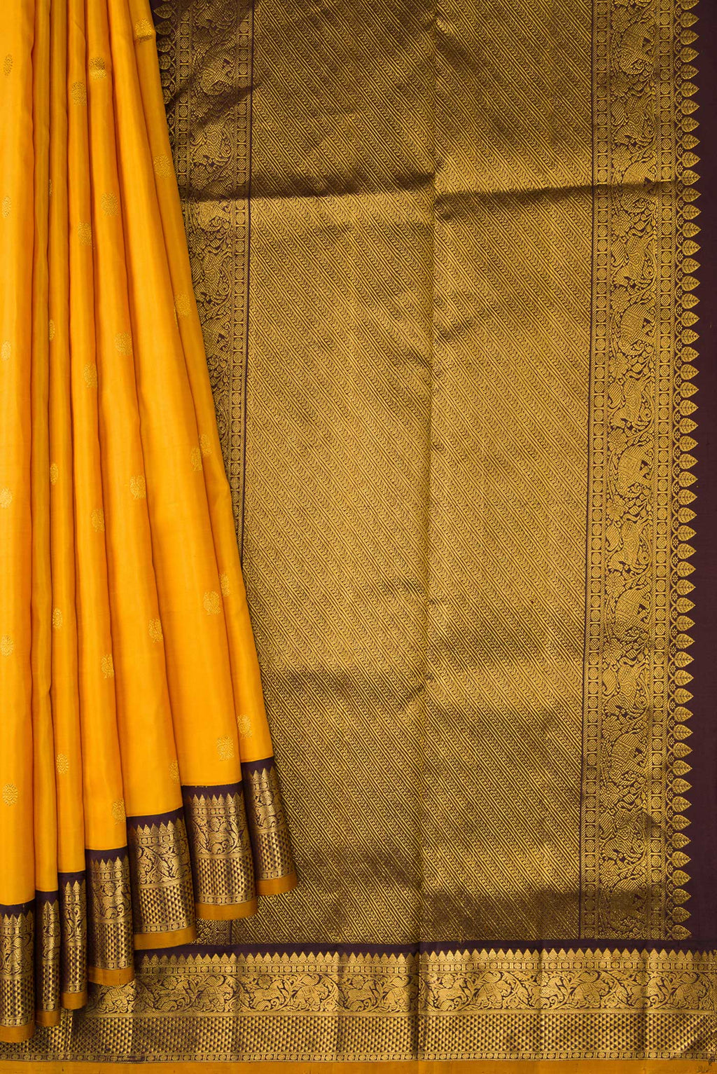 Pleats and pallu of Pure Silk Pure Zari Yellow Dual Tone Kanchipuram Nine Yards Saree with Zari Butta on the body and Zari Border. 