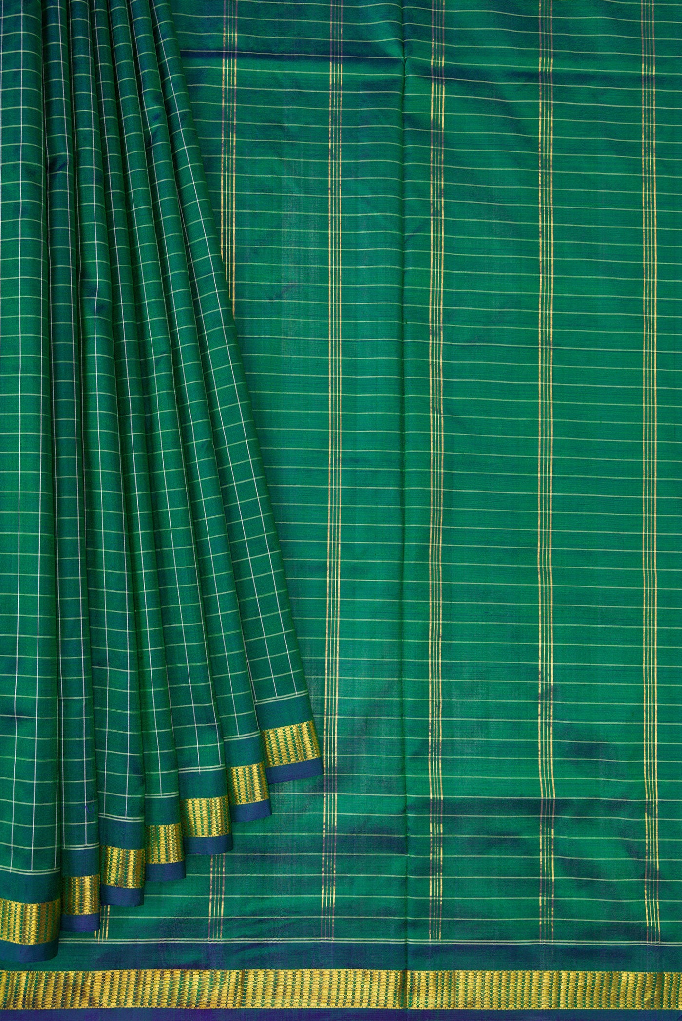 Pleats and pallu of Green Dual Tone Kanchipuram Silk Nine Yards Saree with Checked design on the body and Zari Border. 