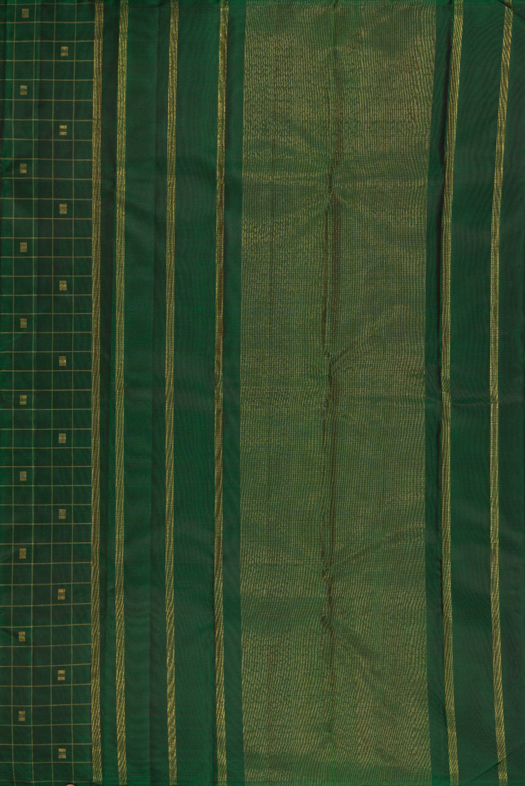 Close up image of the pallu of Pure Silk Pure Zari Green Dual Tone Kanjivaram Saree with Checked design on the body and Without Border. 