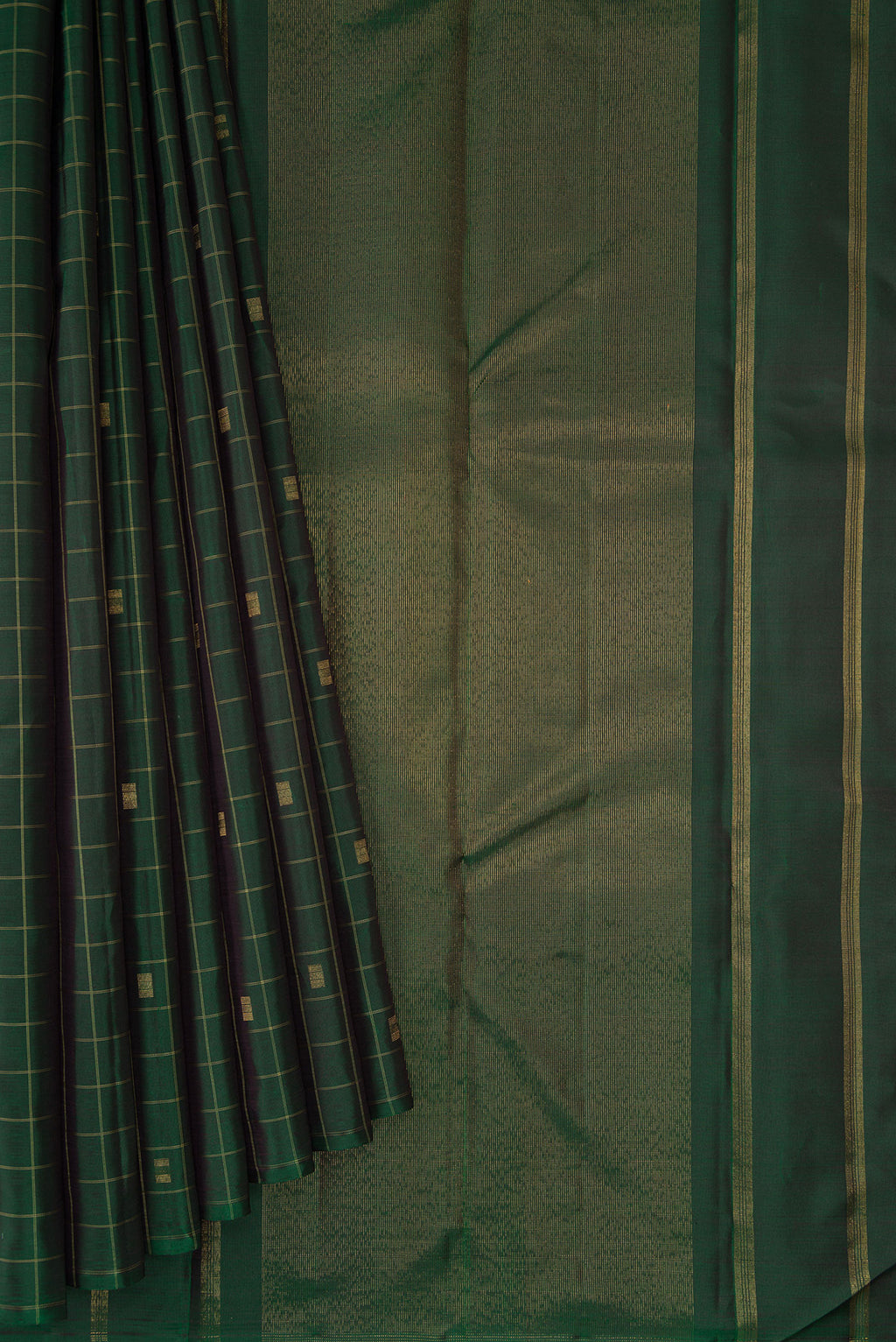 Pleats and pallu of Pure Silk Pure Zari Green Dual Tone Kanjivaram Saree with Checked design on the body and Without Border. 
