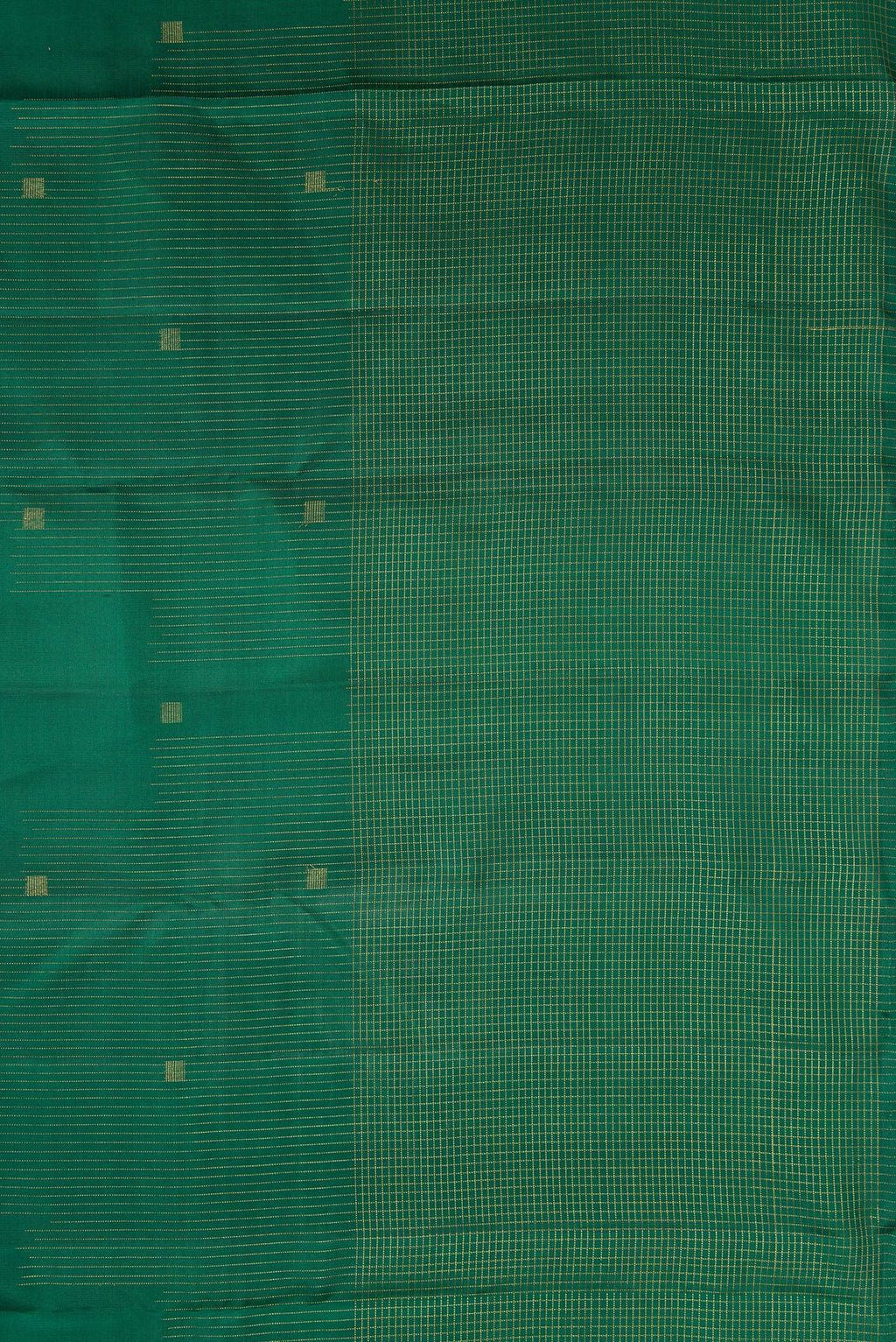 Border image of Pure Silk Pure Zari Bottle Green Dual Tone Kanchipuram Saree with Zari Butta on the body and Fancy Border. 