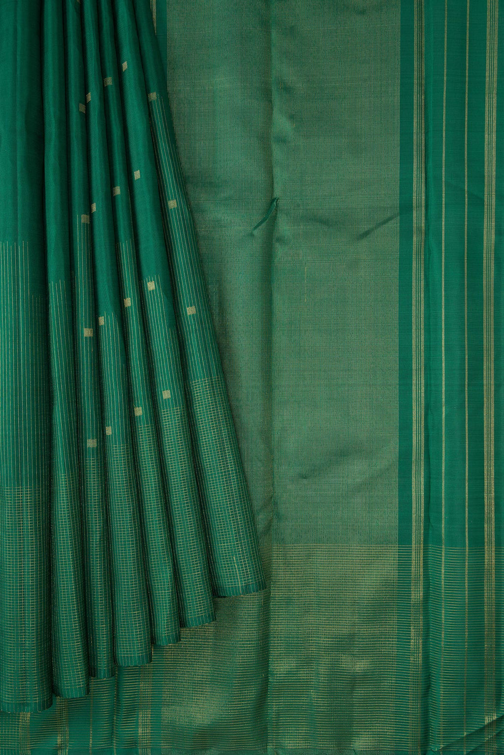 Pleats and pallu of Pure Silk Pure Zari Bottle Green Dual Tone Kanchipuram Saree with Zari Butta on the body and Fancy Border. 