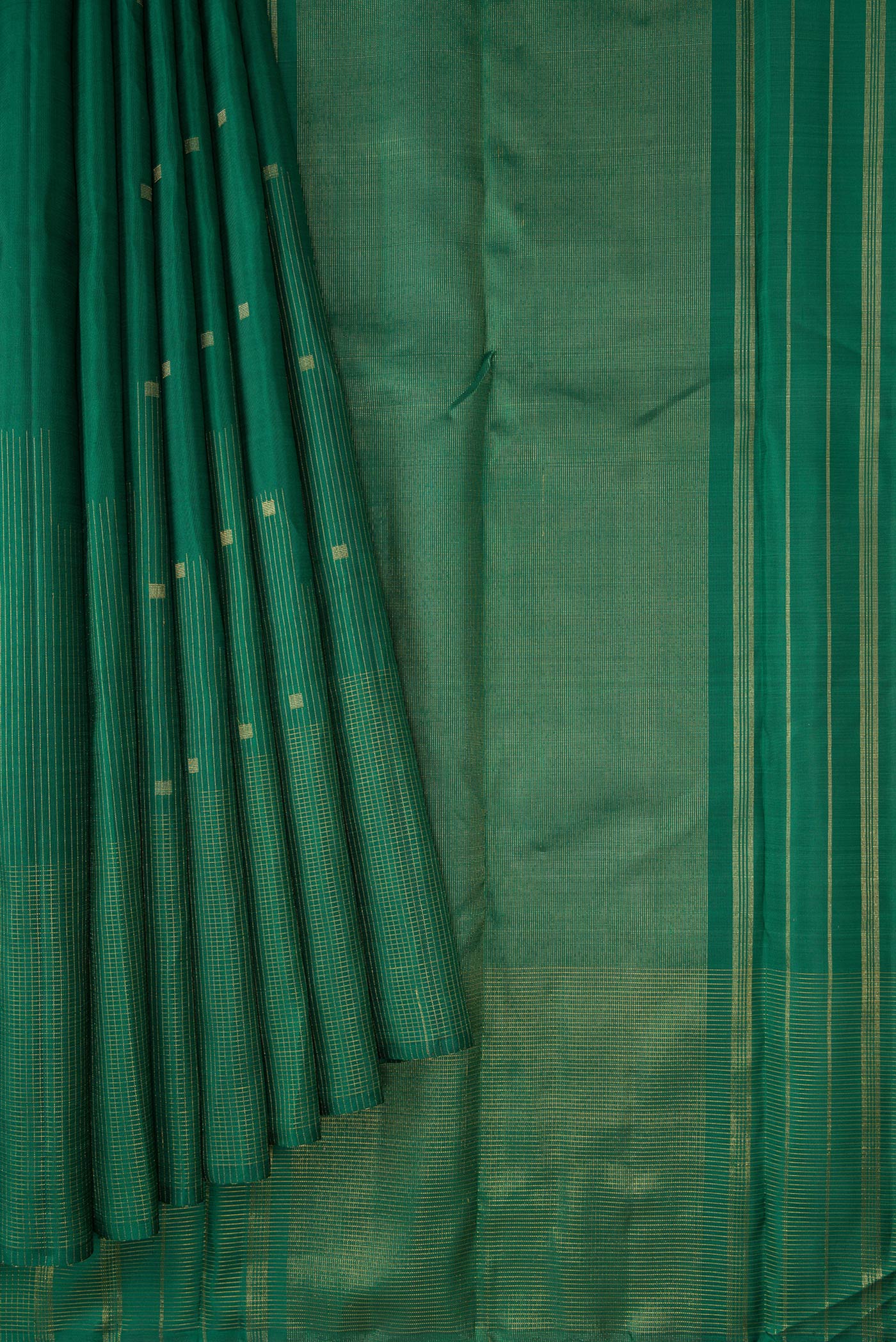 Pleats and pallu of Pure Silk Pure Zari Bottle Green Dual Tone Kanchipuram Saree with Zari Butta on the body and Fancy Border. 