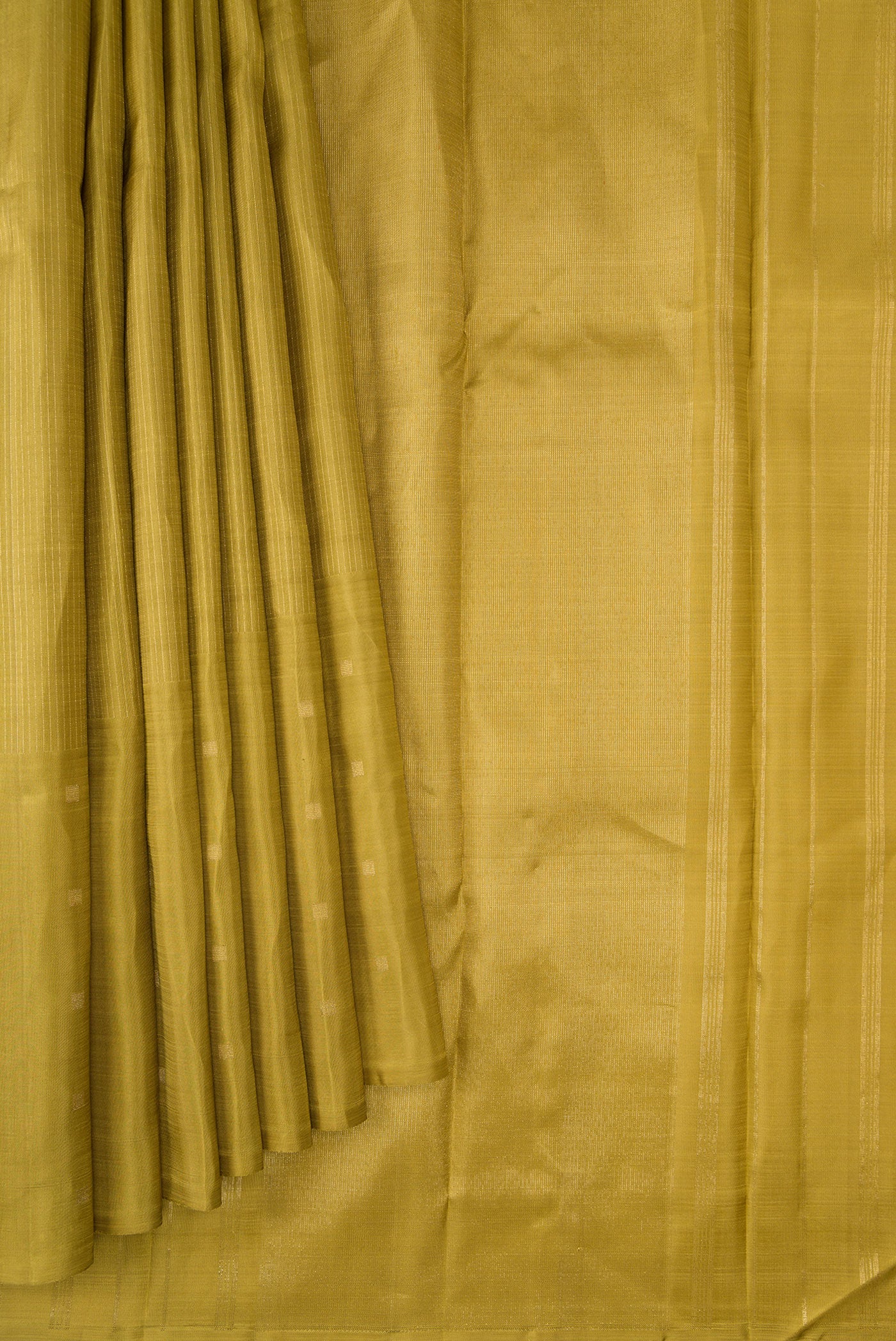 Pleats and pallu of Mehandi Green Dual Tone Kanchipuram Silk Saree with Stripes on the body and Fancy Border. 