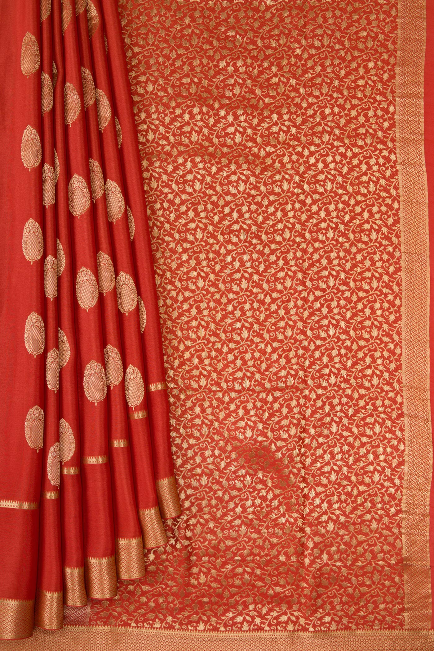 Pleats and pallu of Orange Dual Tone Georgette Saree with Zari Butta on the body and Zari Border. 