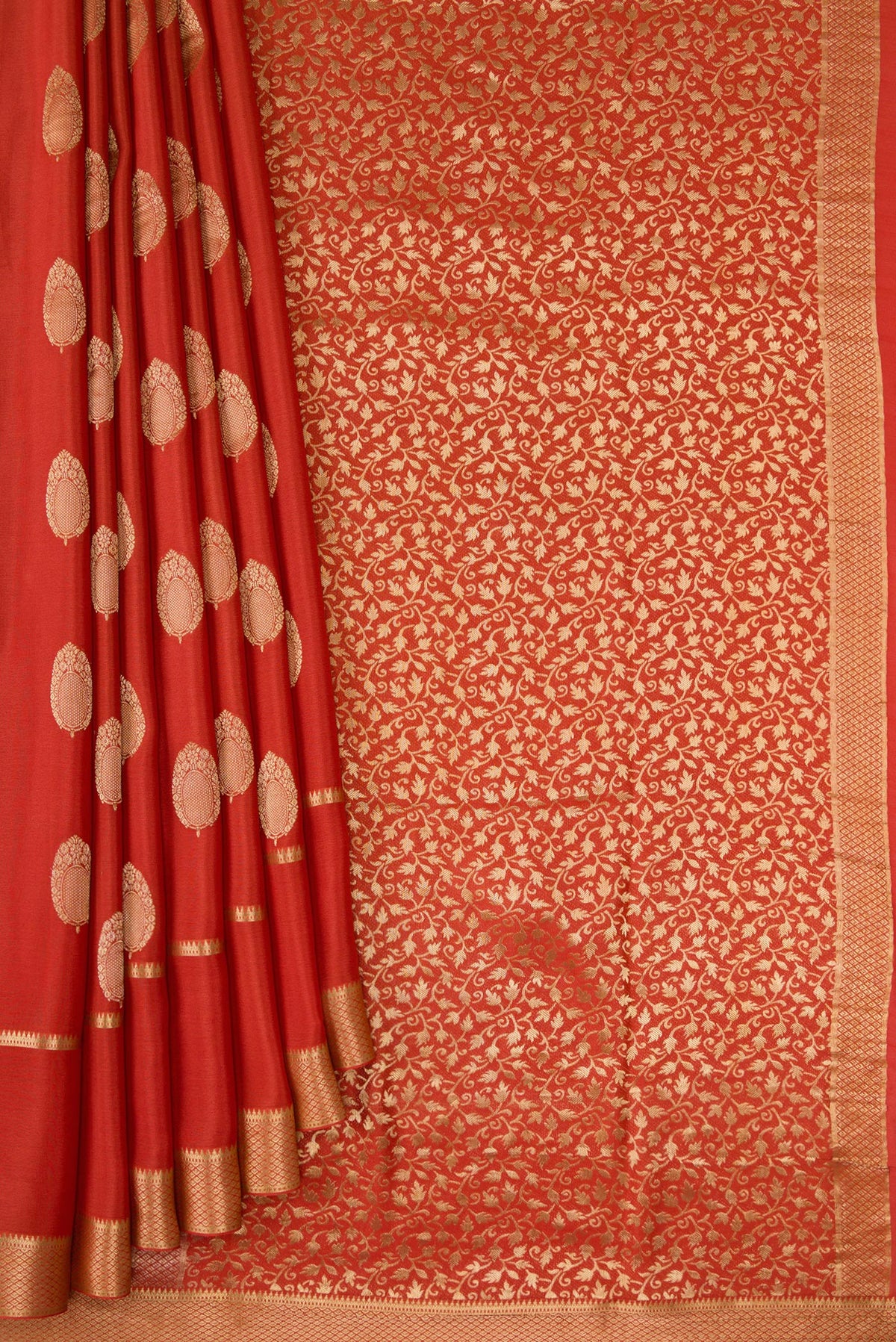 Pleats and pallu of Orange Dual Tone Georgette Saree with Zari Butta on the body and Zari Border. 
