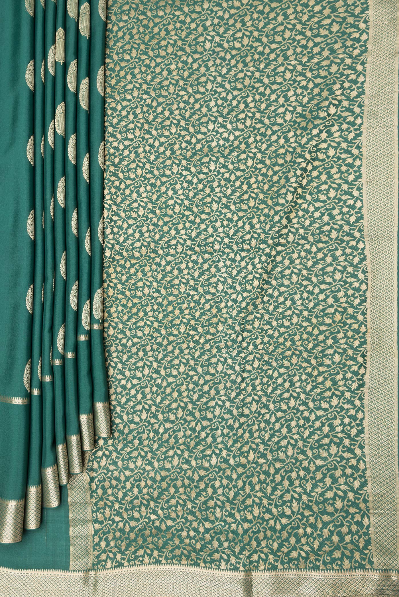 Pleats and pallu of Bottle Green Dual Tone Mysore Silk Saree with Zari Butta on the body and Zari Border. 