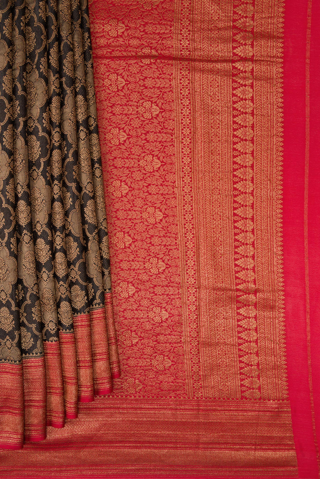 Pleats and pallu of Black Dual Tone Mysore Crepe Saree with Zari Brocade on the body and Zari Border. 