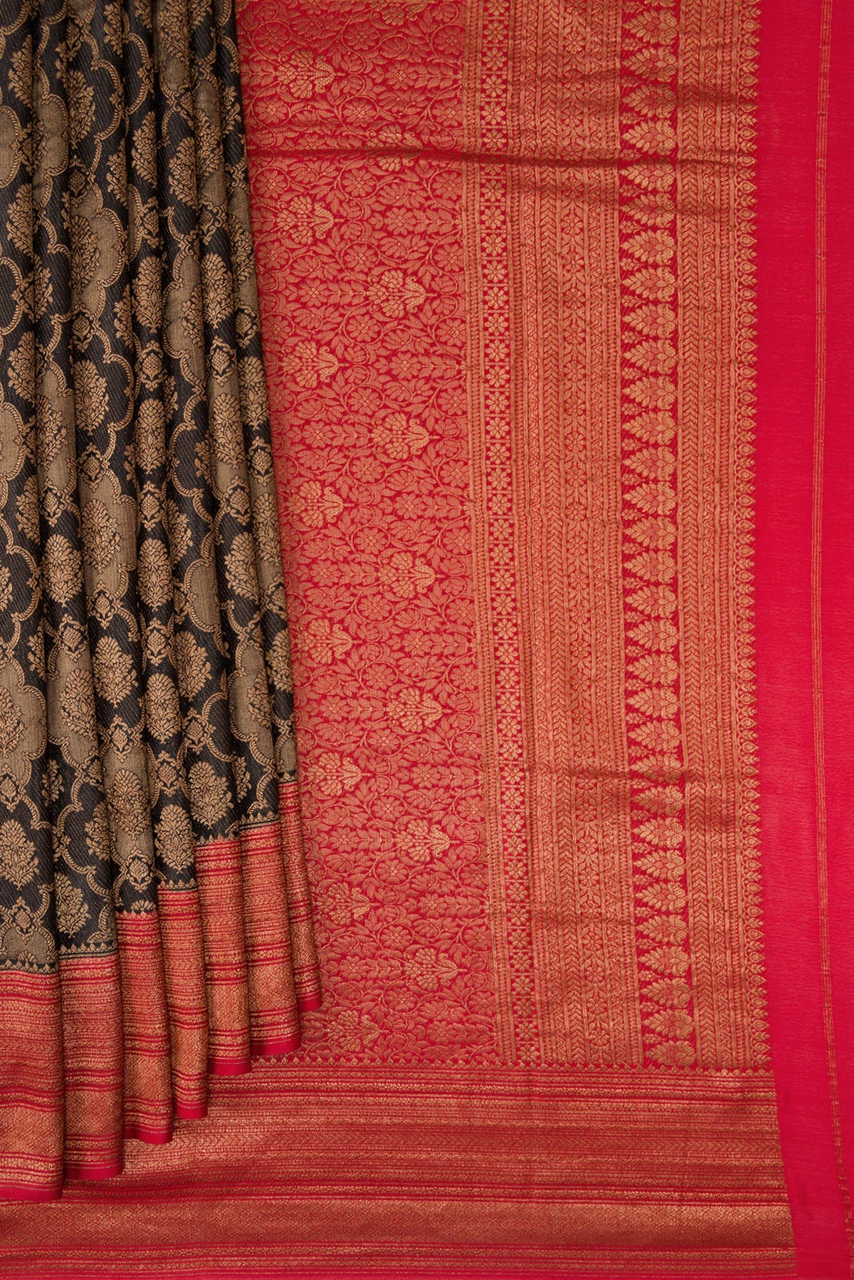 Pleats and pallu of Black Dual Tone Mysore Crepe Saree with Zari Brocade on the body and Zari Border. 