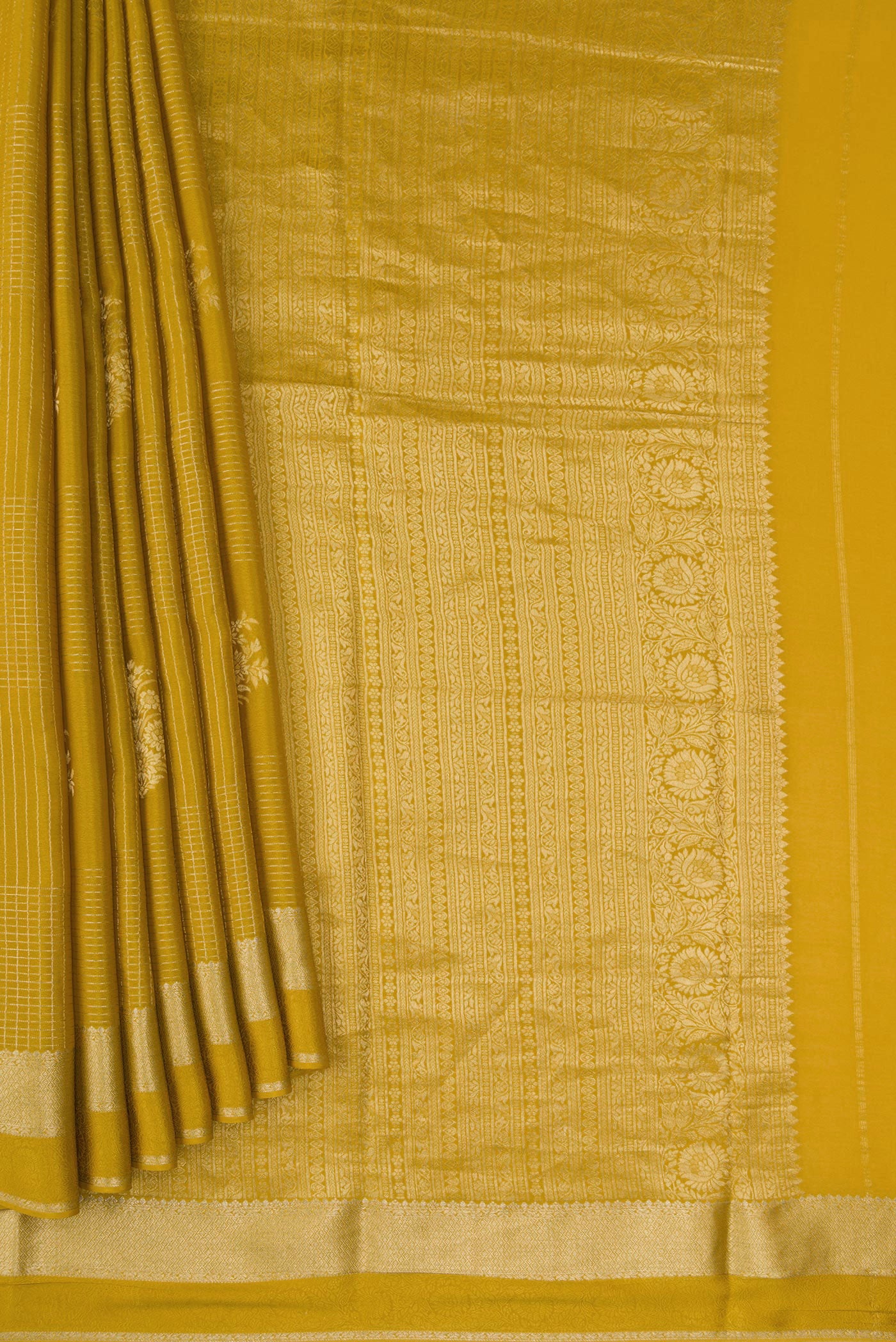 Pleats and pallu of Mehandi Green Dual Tone Mysore Crepe Saree with Zari Butta on the body and Zari Border. 
