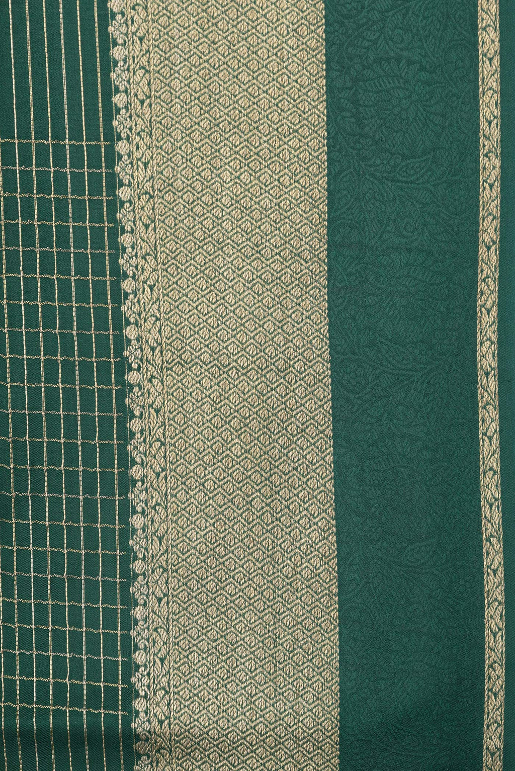 Border image of Bottle Green Dual Tone Banarasi Georgette Saree with Checked design on the body and Zari Border. 