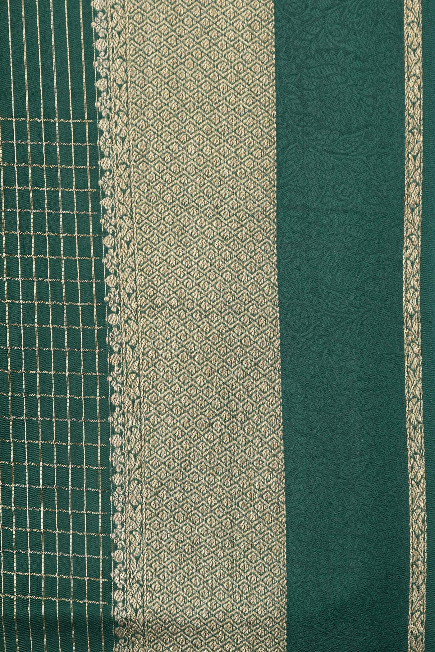 Border image of Bottle Green Dual Tone Banarasi Georgette Saree with Checked design on the body and Zari Border. 