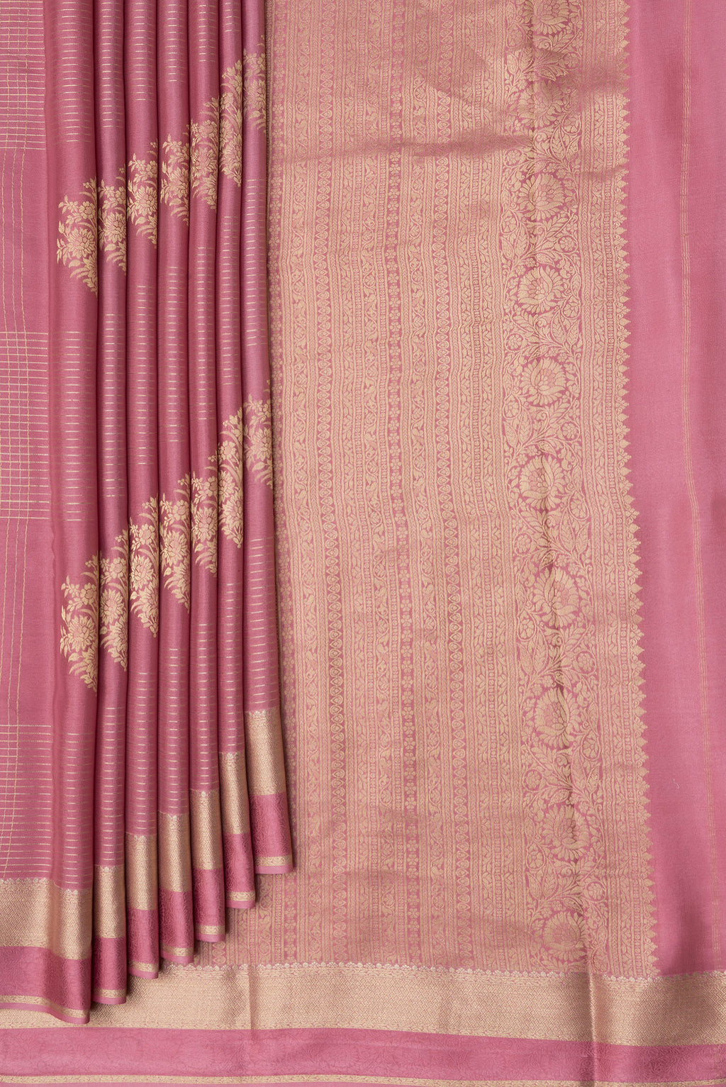 Pleats and pallu of Pink Dual Tone Banarasi Georgette Saree with Checked design on the body and Zari And Thread Border. 