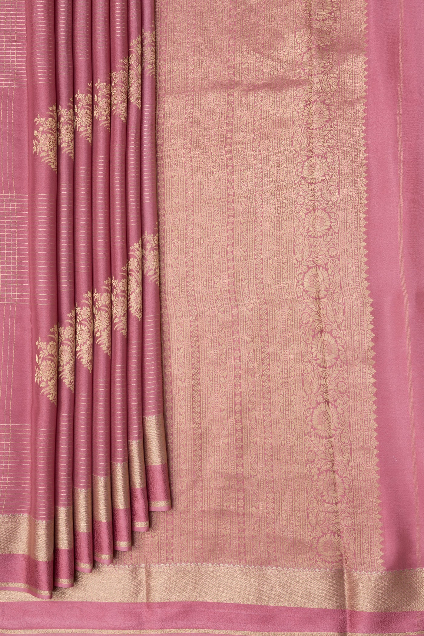 Pleats and pallu of Pink Dual Tone Banarasi Georgette Saree with Checked design on the body and Zari And Thread Border. 