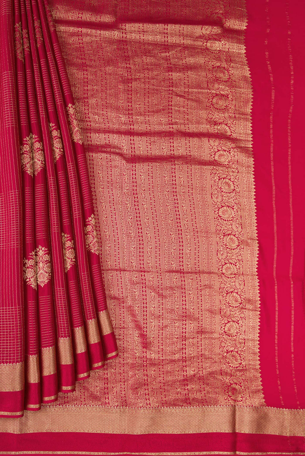 Pleats and pallu of Red Dual Tone Mysore Crepe Saree with Checked design on the body and Zari Border. 