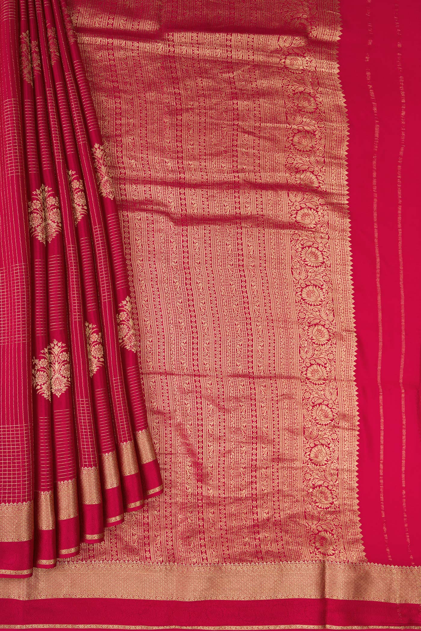 Pleats and pallu of Red Dual Tone Mysore Crepe Saree with Checked design on the body and Zari Border. 