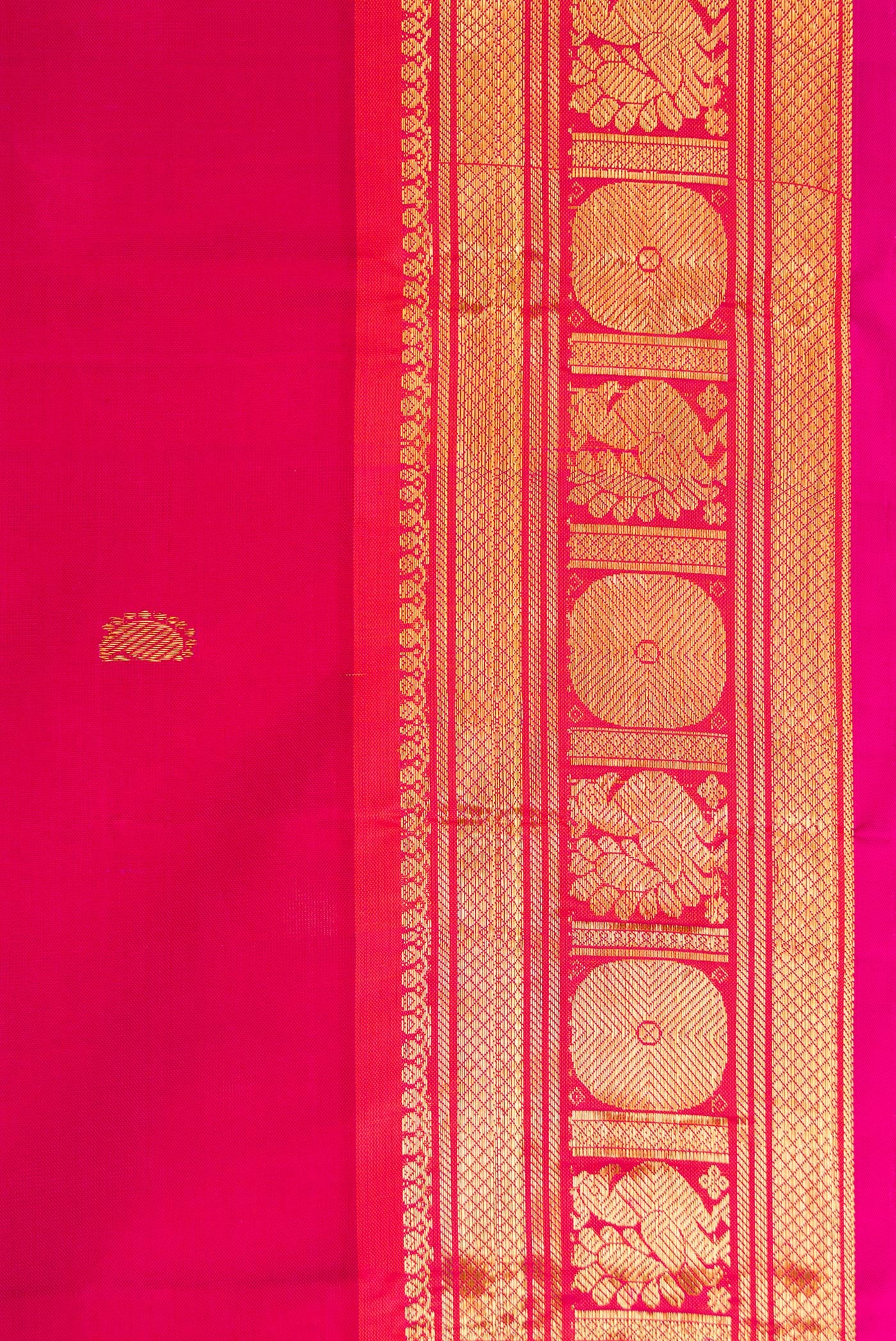 Border image of Dark Pink Dual Tone Kanjivaram Silk Saree with Zari Butta on the body and Zari Border. 