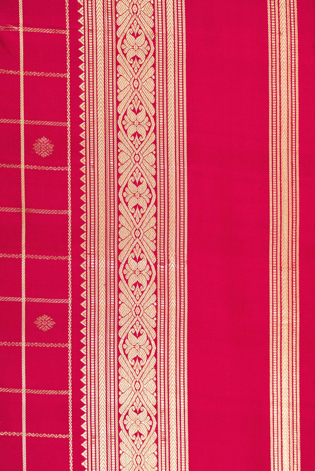 Border image of Maroon Dual Tone Kanjivaram Silk Saree with Checked design on the body and Zari Border. 