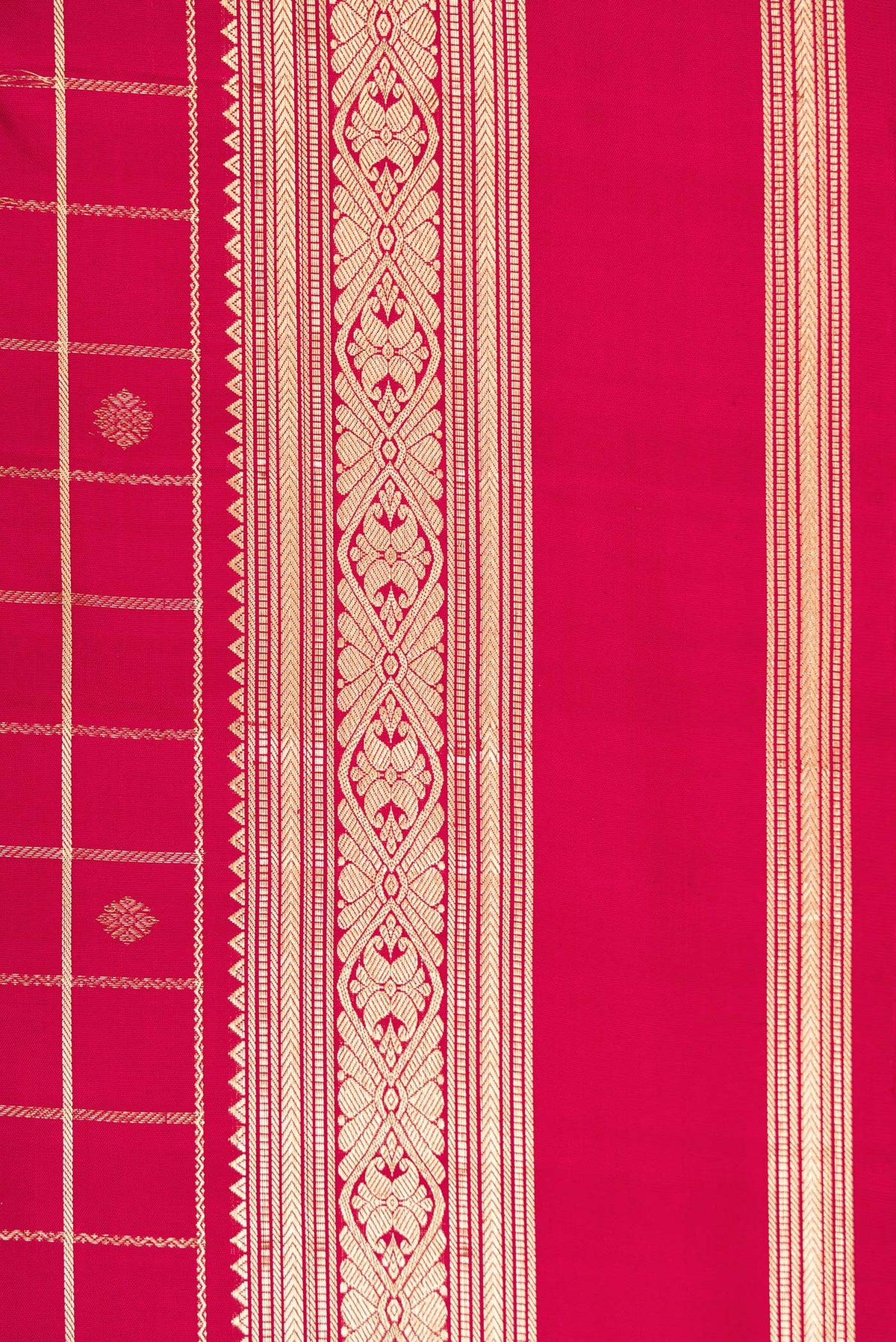 Border image of Maroon Dual Tone Kanjivaram Silk Saree with Checked design on the body and Zari Border. 