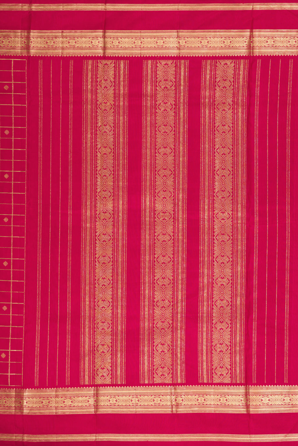Close up image of the pallu of Maroon Dual Tone Kanjivaram Silk Saree with Checked design on the body and Zari Border. 