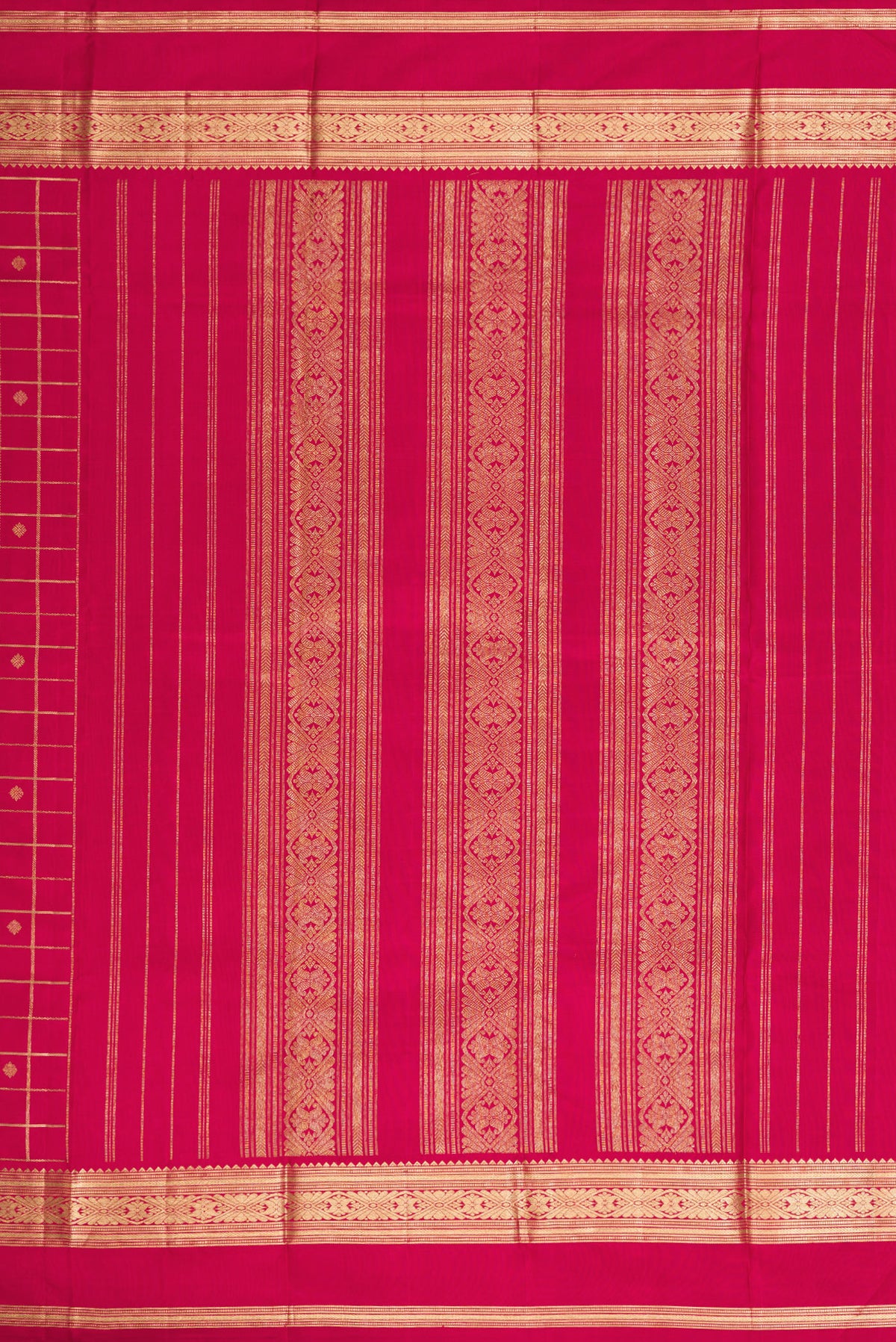 Close up image of the pallu of Maroon Dual Tone Kanjivaram Silk Saree with Checked design on the body and Zari Border. 