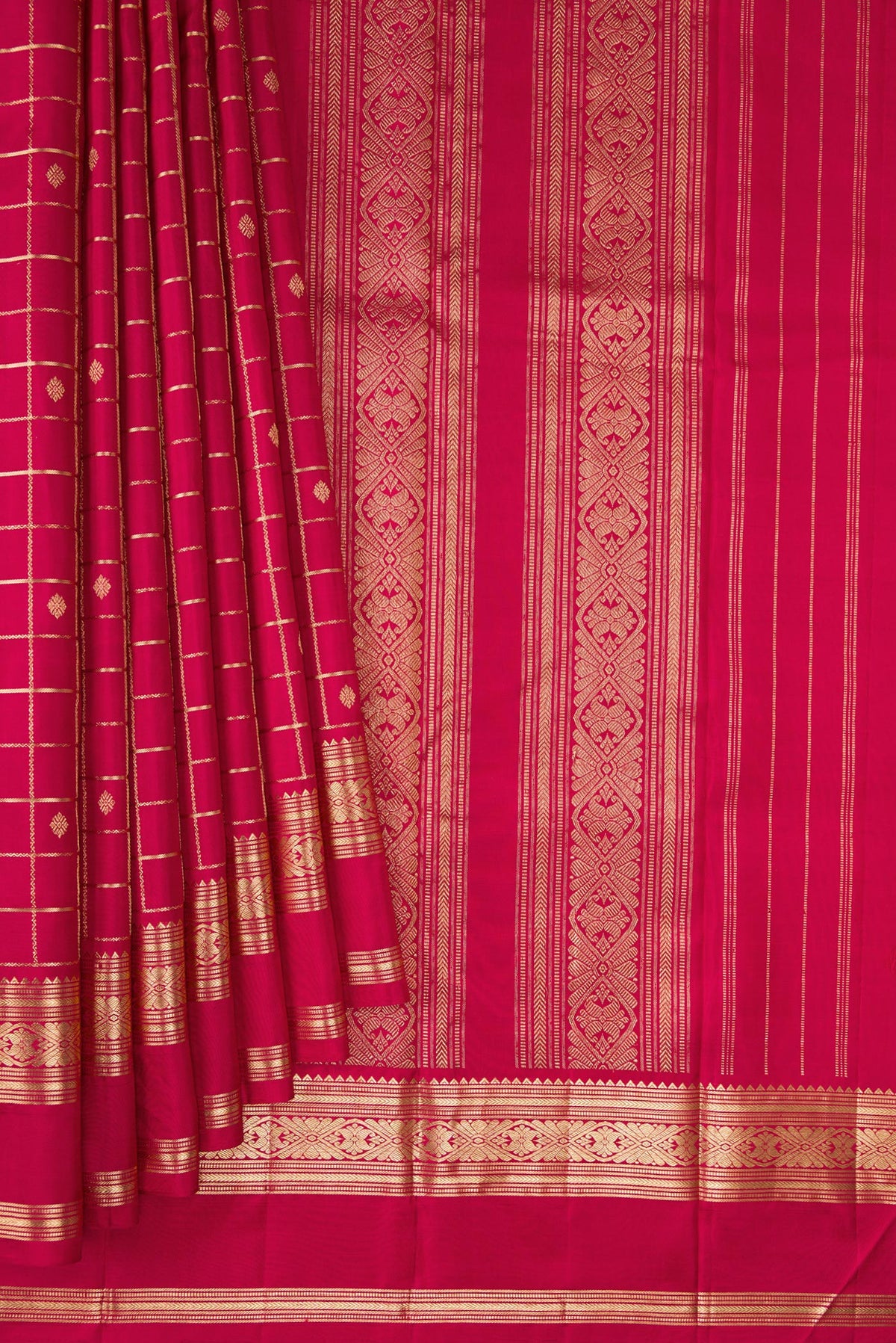 Pleats and pallu of Maroon Dual Tone Kanjivaram Silk Saree with Checked design on the body and Zari Border. 