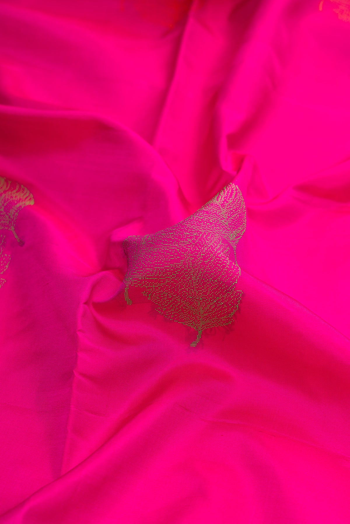 Close up of Magenta Dual Tone Soft Silk Saree with Thread Butta on the body and Plain Border.  displaying folds
