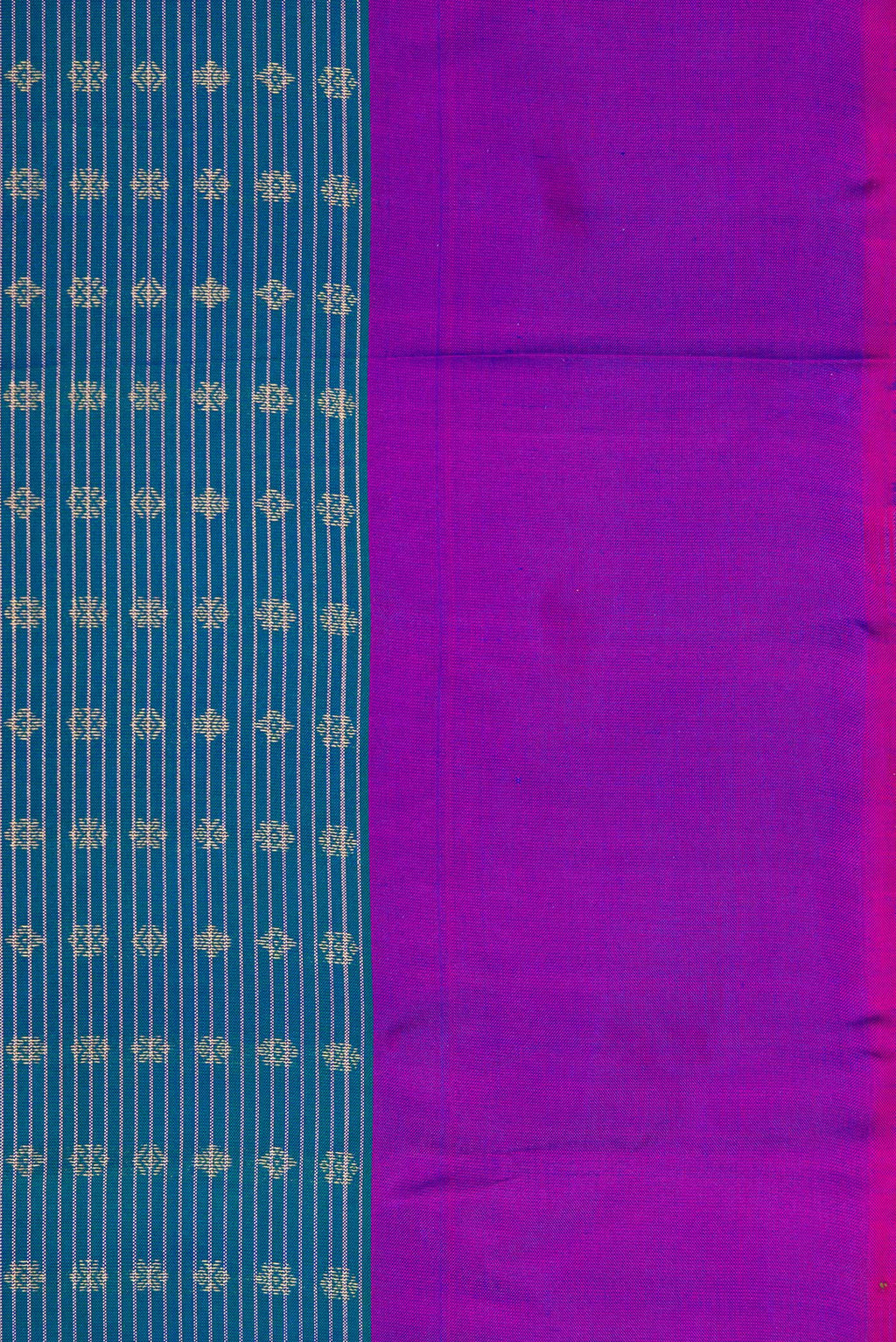 Border image of Peacock Blue Dual Tone Kanchipuram Silk Saree with Stripes on the body and Plain Border. 