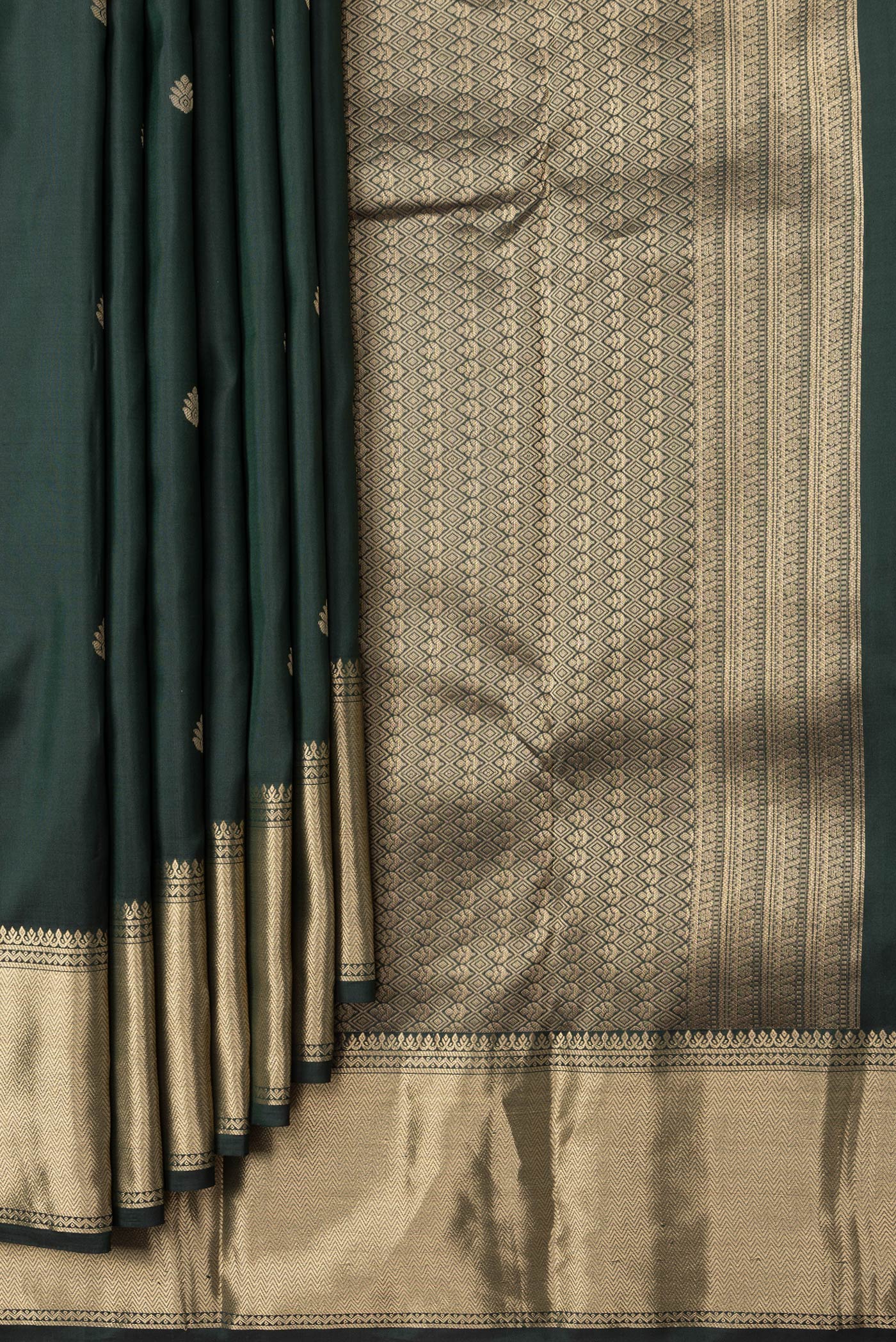 Pleats and pallu of Bottle Green Dual Tone Kanchipuram Silk Saree with Zari Butta on the body and Zari Border. 