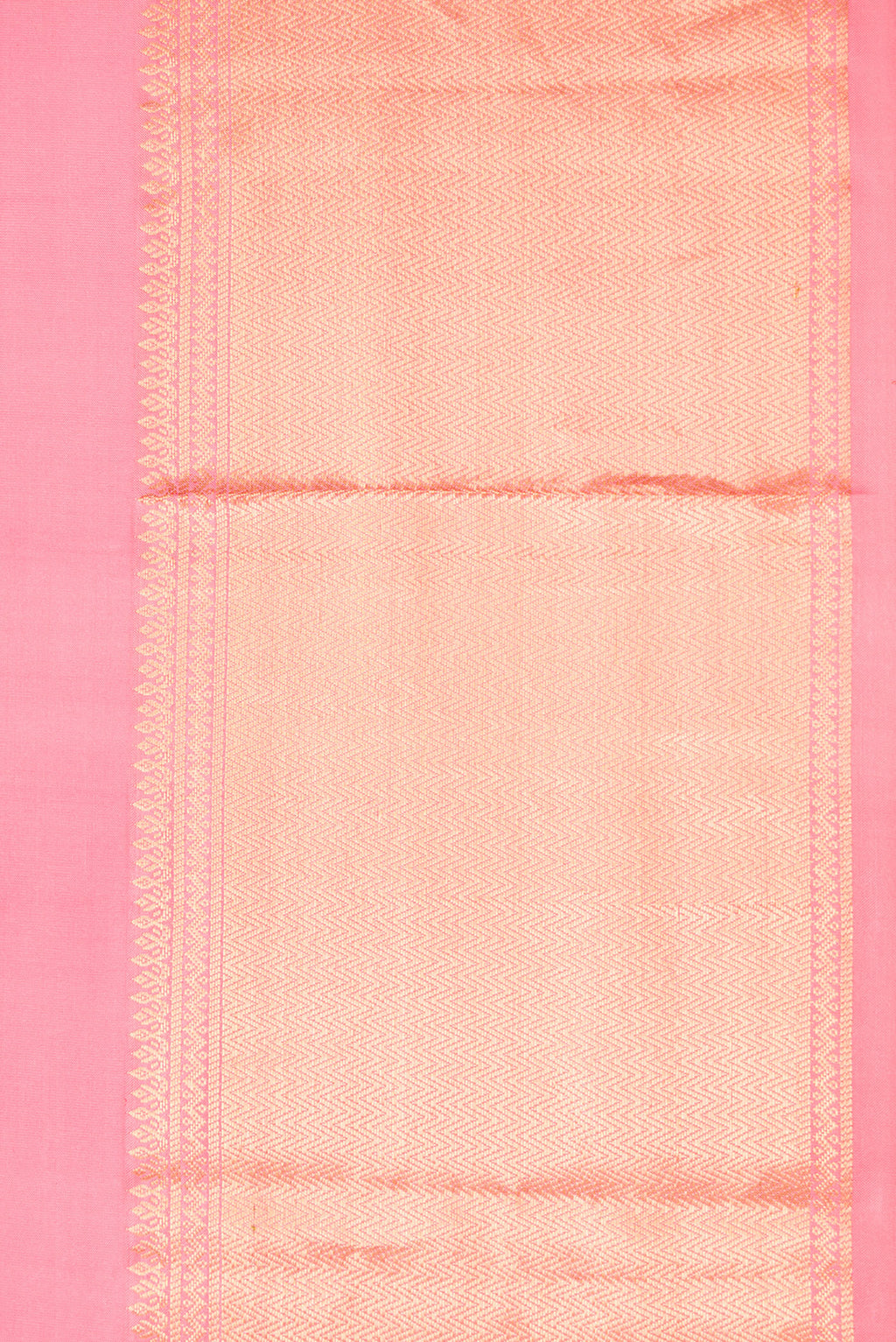 Border image of Pink Dual Tone Kanchipuram Silk Saree with Zari Butta on the body and Zari Border. 