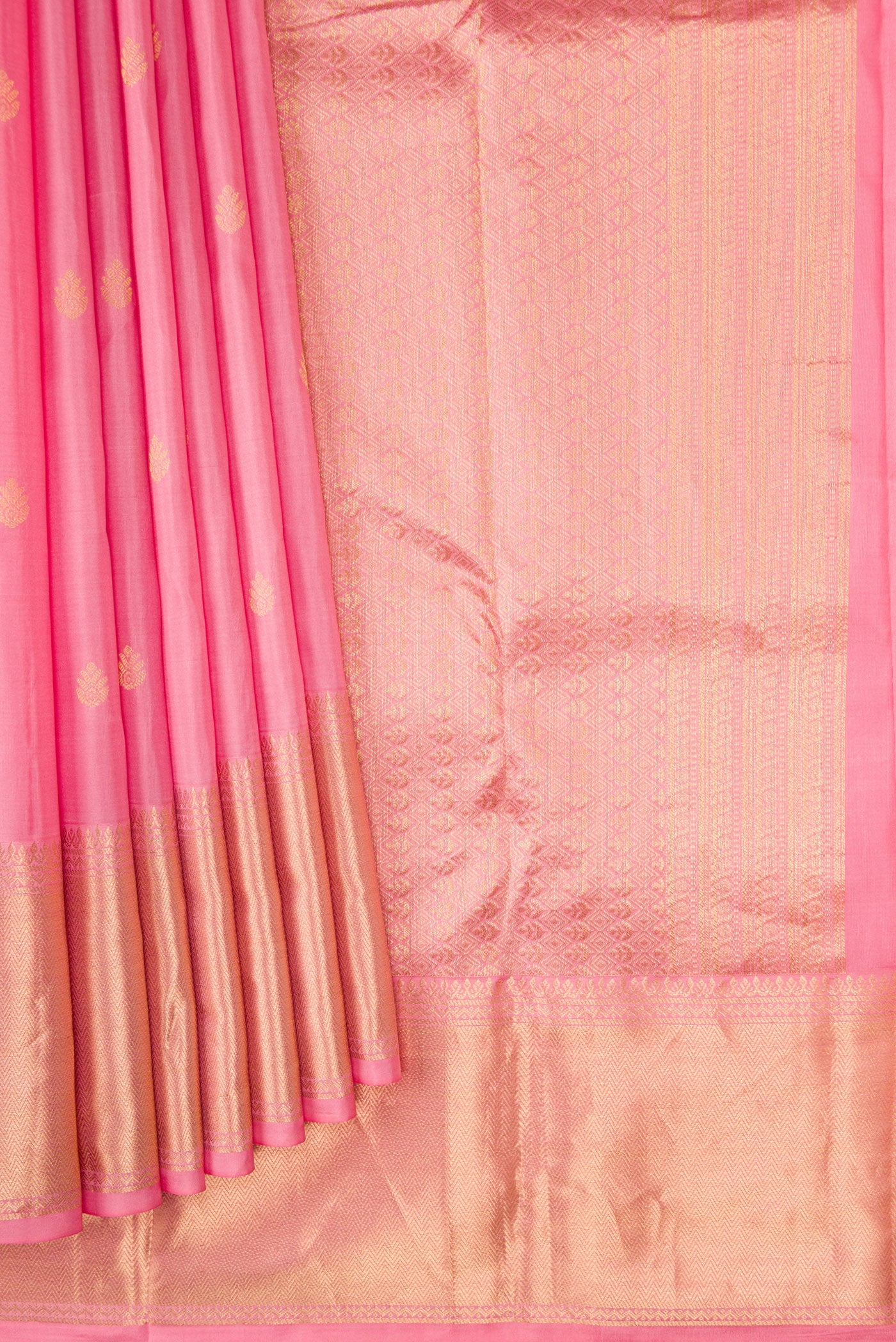 Pleats and pallu of Pink Dual Tone Kanchipuram Silk Saree with Zari Butta on the body and Zari Border. 