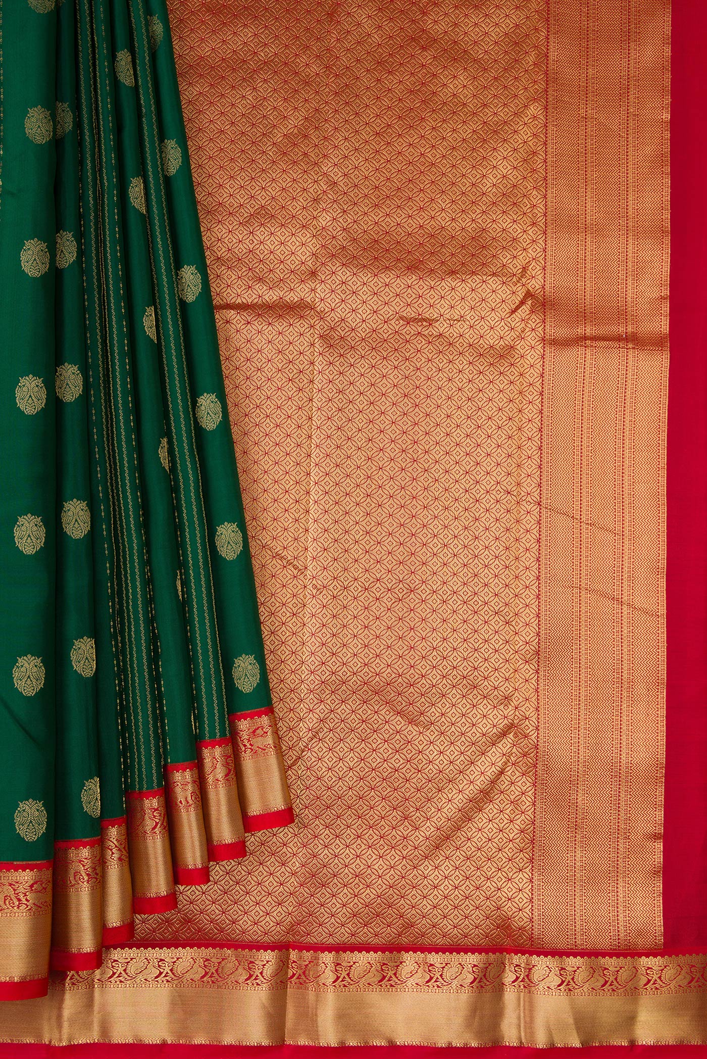 Pleats and pallu of Green Dual Tone Kanchipuram Silk Saree with Stripes on the body and Zari Border. 