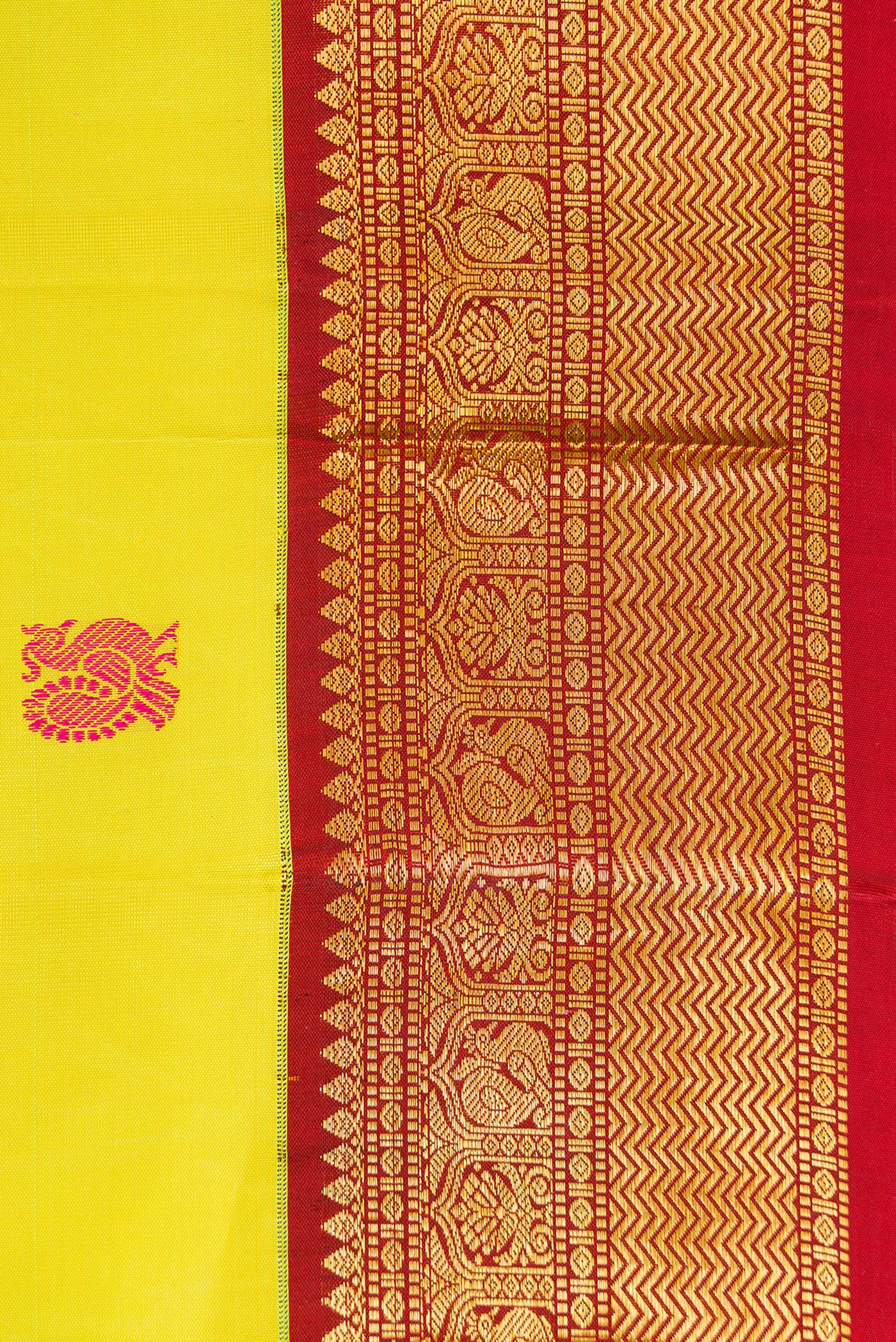 Border image of Pure Silk Pure Zari Lemon Yellow Dual Tone Kanjivaram Saree with Thread Butta on the body and Ganga Jamuna Border. 