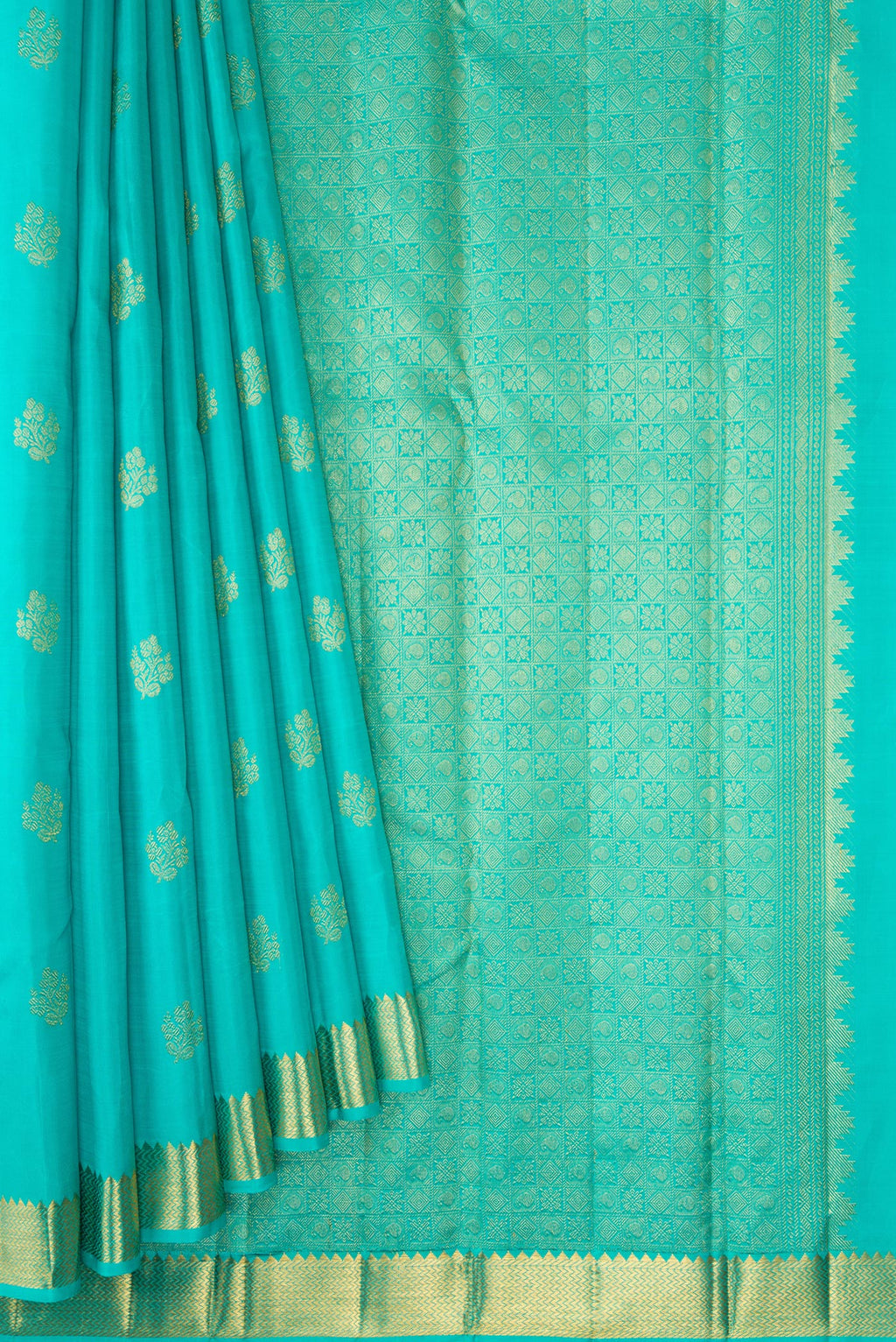 Pleats and pallu of Sea Green Dual Tone Kanjivaram Silk Saree with Zari Butta on the body and Zari Border. 