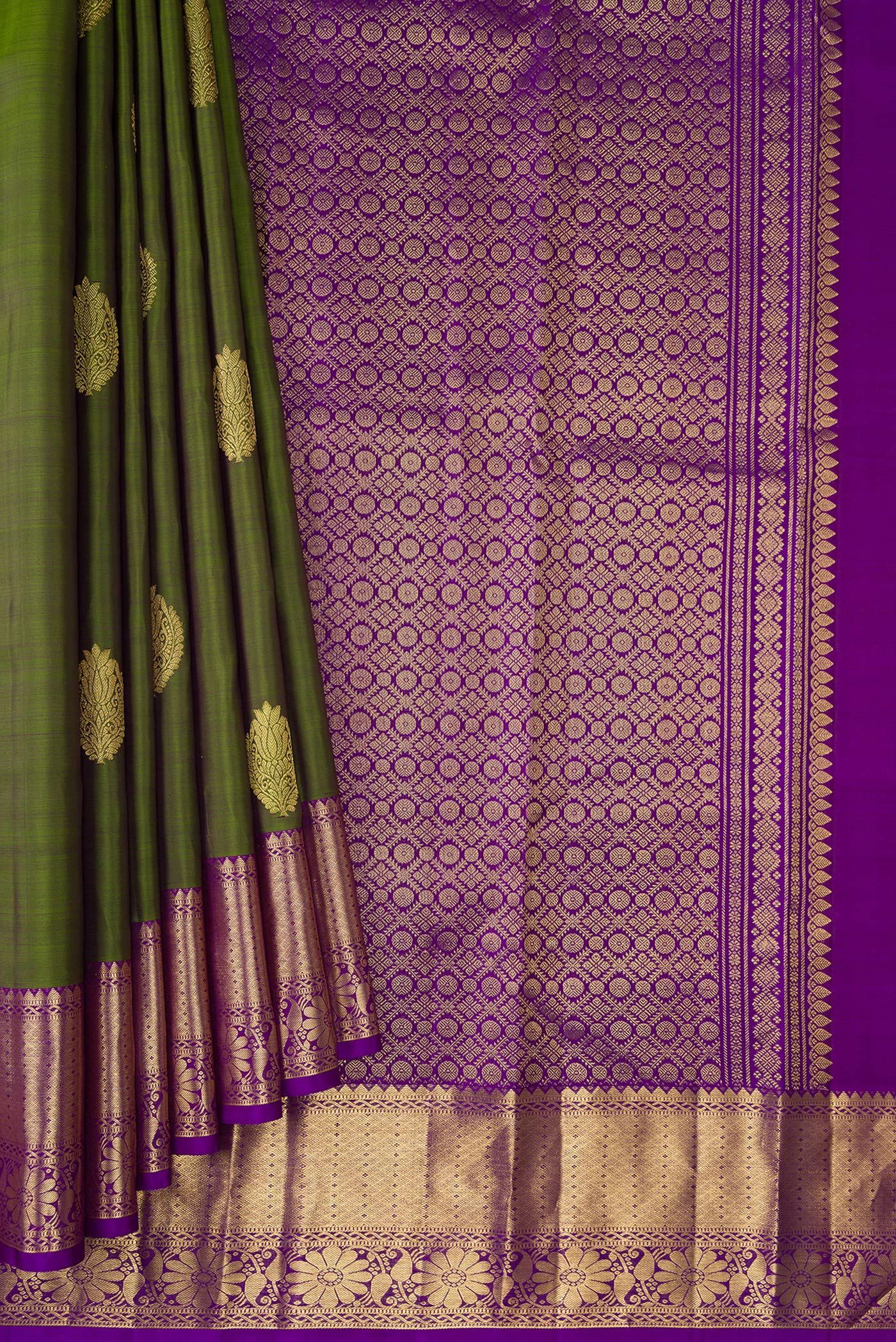 Pleats and pallu of Magenta Dual Tone Kanjivaram Silk Saree with Zari Butta on the body and Zari Border. 