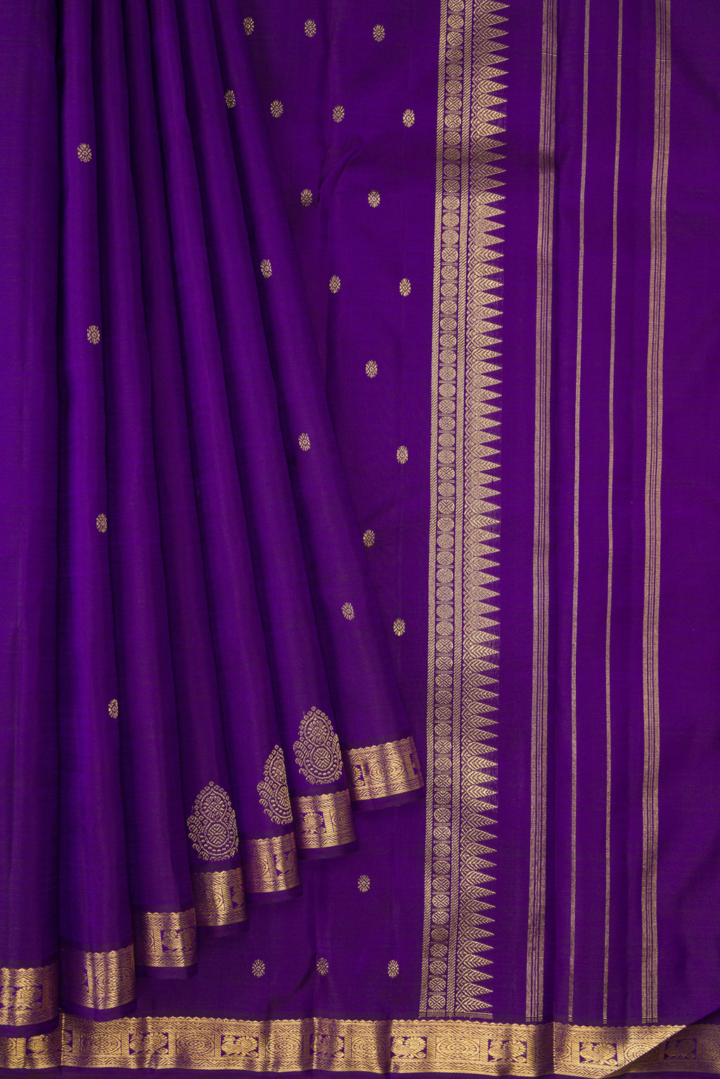 Pleats and pallu of Pure Silk Pure Zari Royal Blue Dual Tone Kanchipuram Saree with Zari Butta on the body and Zari Border. 