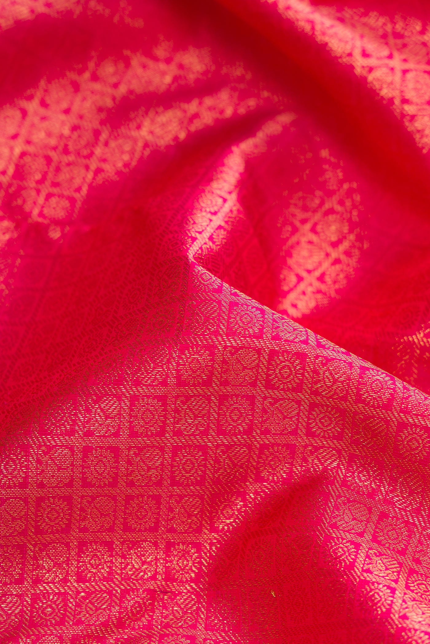 Close up of Pure Silk Pure Zari Pink Dual Tone Kanjivaram Saree with Zari Brocade on the body and Zari Border.  displaying folds
