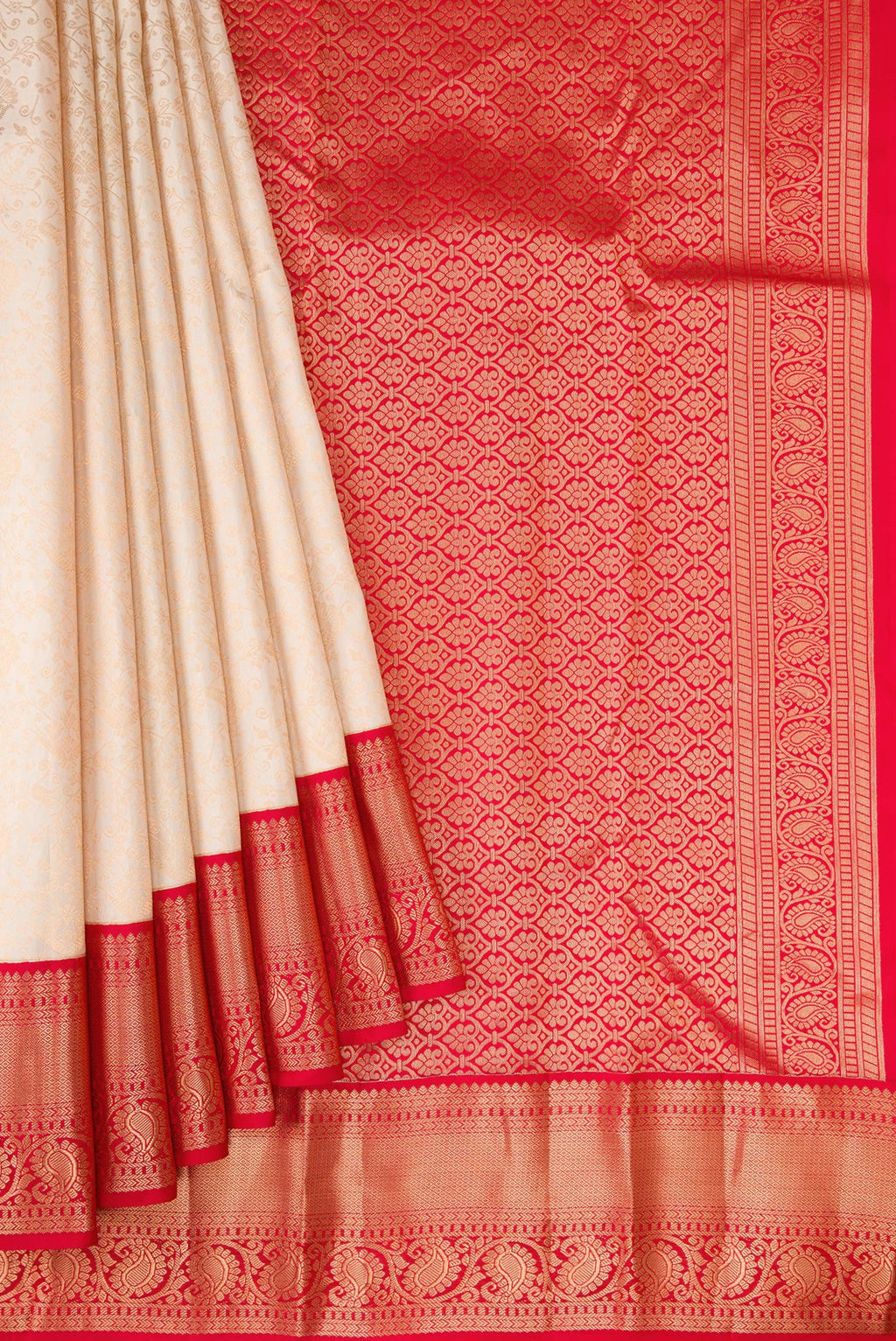 Pleats and pallu of Cream Dual Tone Kanjivaram Silk Saree with Zari Brocade on the body and Zari Border. 
