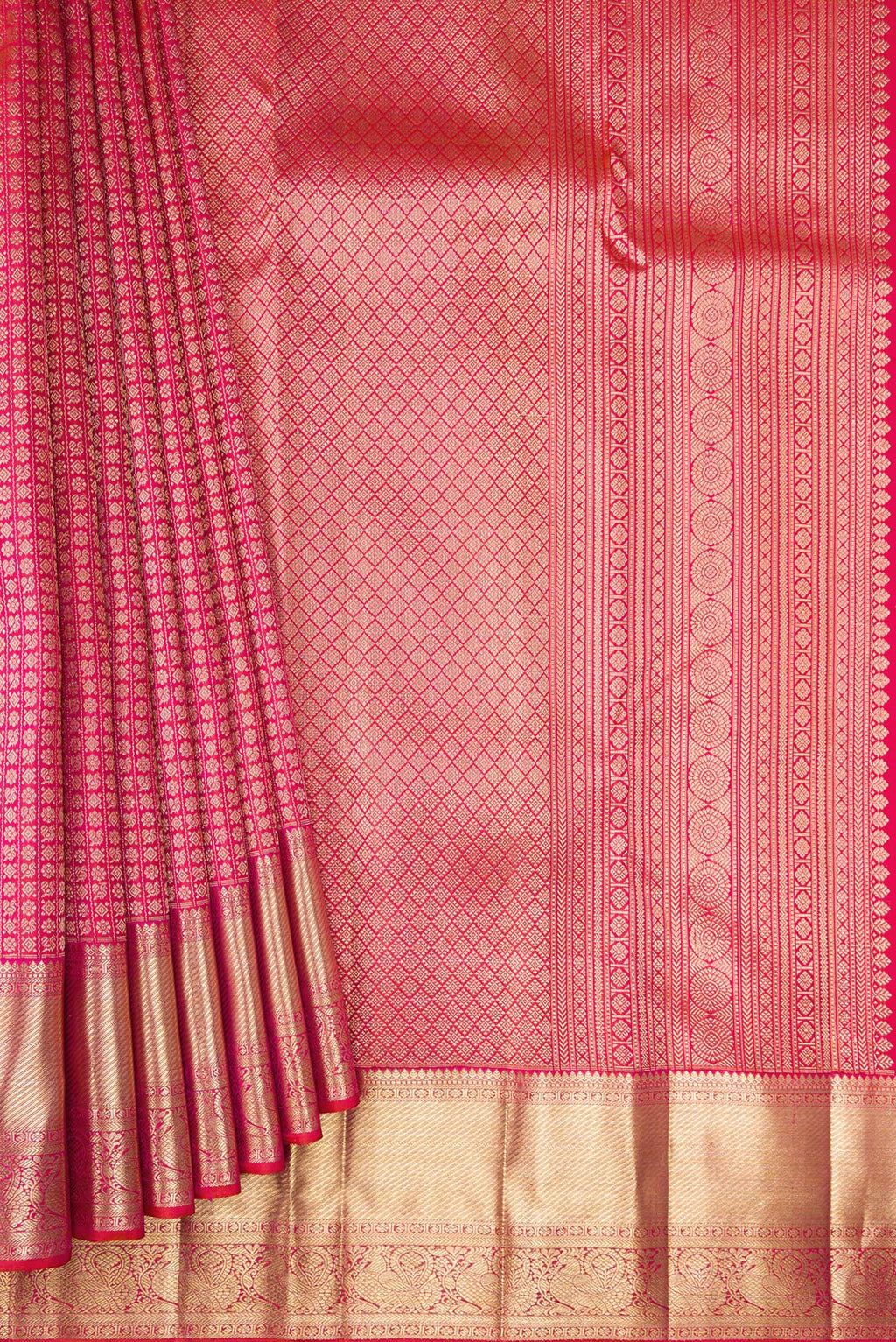 Pleats and pallu of Coral Dual Tone Kanchipuram Silk Saree with Zari Brocade on the body and Zari Border. 