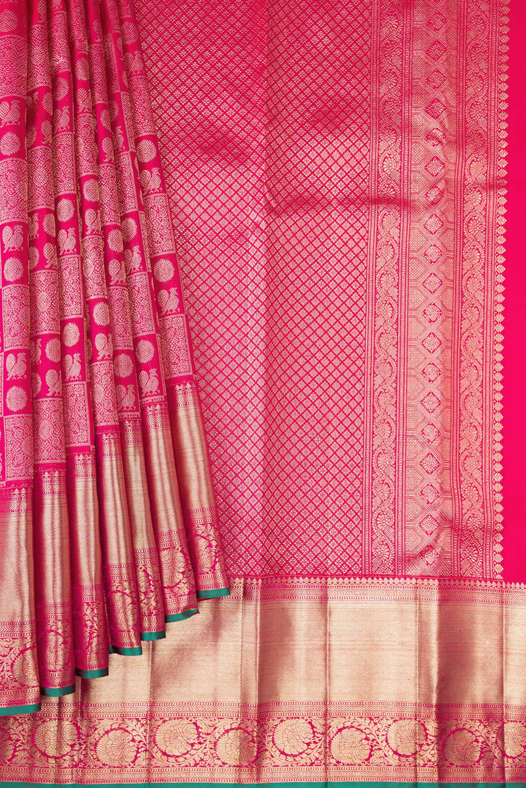 Pleats and pallu of Pink Dual Tone Kanchipuram Silk Saree with Zari Brocade on the body and Zari Border. 