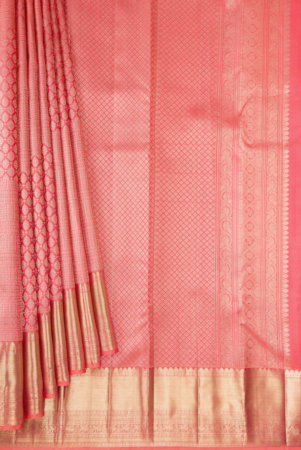 Pleats and pallu of Pink Dual Tone Kanchipuram Silk Saree with Zari Brocade on the body and Zari Border. 