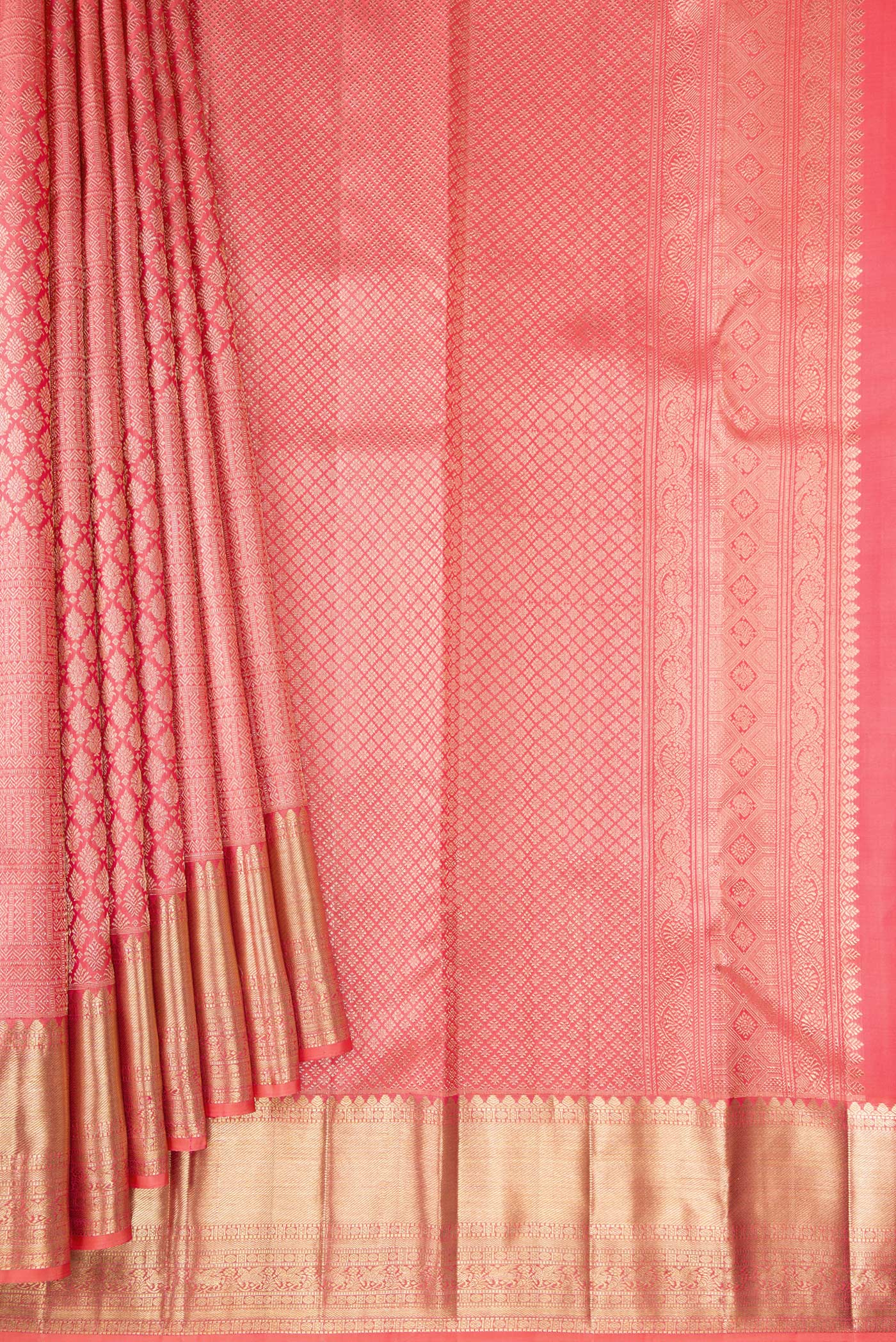 Pleats and pallu of Pink Dual Tone Kanchipuram Silk Saree with Zari Brocade on the body and Zari Border. 