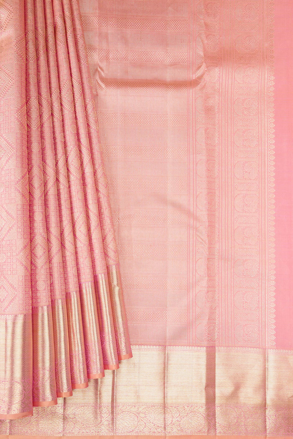 Pleats and pallu of Rose pink Dual Tone Kanchipuram Silk Saree with Zari Brocade on the body and Zari Border. 