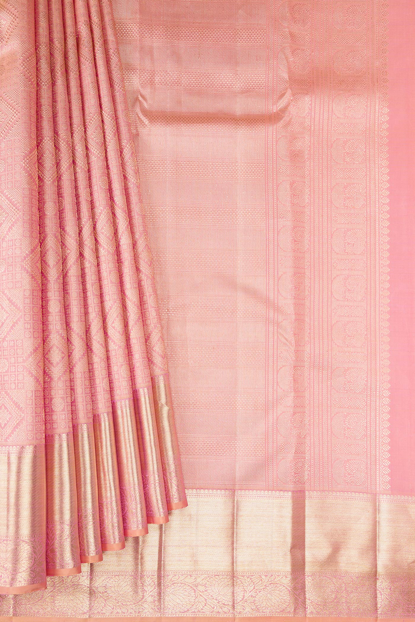Pleats and pallu of Rose pink Dual Tone Kanchipuram Silk Saree with Zari Brocade on the body and Zari Border. 