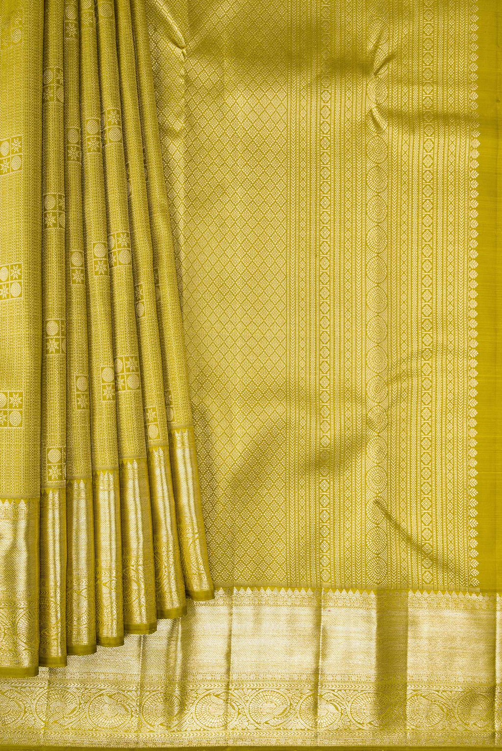Pleats and pallu of Mehandi Green Dual Tone Kanchipuram Silk Saree with Zari Brocade on the body and Zari Border. 